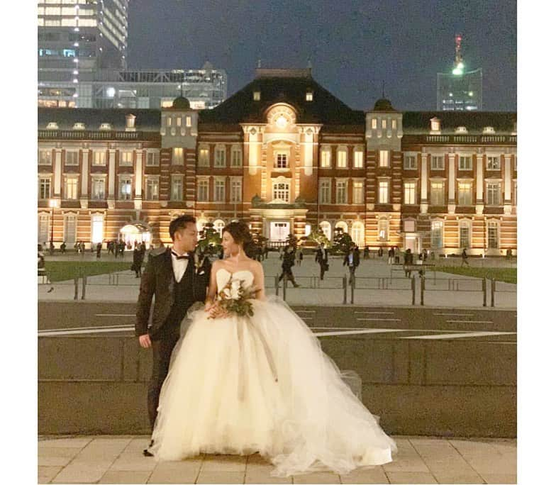 プレ花嫁の結婚式準備アプリ♡ -ウェディングニュースさんのインスタグラム写真 - (プレ花嫁の結婚式準備アプリ♡ -ウェディングニュースInstagram)「参考になる❣️おしゃれなウェディングフォト5選✨ * @weddingnews_editor まいにち150記事を配信♩アプリもよろしくね💕 * * * 📷本日のカバーPhoto🕊♩+ﾟ* * * @ceu.tokyo さん 💕 * * ファッショナブルでおしゃれな花嫁さんたちのウェディングフォト５選✨ * カバーは、東京タワー🗼を独り占めした贅沢な花嫁さんショット💗 * 落ち着いた色味のボリューミーな #カラードレス 👗を着た花嫁さんがエレガントな雰囲気でとってもステキですよね❣️ * 大人っぽいロマンティックな写真を残したい花嫁さんや、エレガントな #夜景フォト を撮りたい花嫁さんは是非参考にしてみてください💕 * どのお写真もすごくおしゃれなので、スワイプ👉してみてくださいね✨ * * * ❤️【WeddingNews情報】❤️ * * 本日新着のオススメ記事をご紹介します✨ * * ①ふたりらしい人前式には必須♡結婚証明書アイディア集💕《テーマ・装飾》 * * ②結婚式でムダ毛は絶対NG！脱毛に通う時期と注意点💕《ビューティー》 * * ③リングボーイ&ガールの演出15選＊先輩花嫁から探る大成功のコツ💕《演出》 * * ④結婚準備って何するの？プロポーズされたらやるべき段取り総まとめ💕《お金・段取り》 * * ⑤WN独自＊2019年最新＊結婚指輪国内ブランド人気ランキング！💕《指輪》 * * * ※《》は記事のあるカテゴリー名❤️ * などなど、その他にも新着記事が配信中💕 アプリダウンロードがまだお済みでない方は是非 @weddingnews_editor のURLからダウンロードしてみてくださいね💕 * * * ＼📷投稿お待ちしています／ * 花嫁はもちろん、業者さんも大歓迎✨ アナタのお写真をご紹介してもOKという方は、ぜひ #ウェディングニュース にお写真を投稿してください💕 * * ⬇︎関連アカウント⬇︎ * 💒式場検索 【 @weddingnews_concierge 】 👰マイレポ花嫁 【 @weddingnews_brides 】 💋WNブライダル 【 @weddingnews_bridesreporter 】 * * その他、編集部からの連絡専用 @weddingnews_contact や、スタッフ個人の連絡用として @WN_xxxx（xxxは個人名）があります💕 * ………………………………………… ❤️WeddingNewsとは？ * * 花嫁のリアルな”声”から生まれた 花嫁支持率No1✨スマホアプリです📱💕 * * 🌸知りたい… #結婚式準備 に役立つ記事を毎日150件配信中♩ * 🌸見たい… インスタの #ウェディング 系投稿TOP100が毎日チェックできる＊IG画像の複数ワード検索も可♩ * 🌸叶えたい… #結婚式 関連の予約サイトが大集合♩ * 🌸伝えたい… 自分の結婚式レポ『マイレポ』が簡単に作れる♩先輩花嫁のレポが読める♩ * * @weddingnews_editor のURLからDLしてね✨ * * * * #花嫁 #ウエディング #プレ花嫁 #プレ花嫁準備 #2020春婚  #2019夏婚 #2019秋婚 #2019冬婚 #全国のプレ花嫁さんと繋がりたい #婚約 #プロポーズ  #入籍 #ロケーションフォト #ナイトウェディング  #ウェディングフォト #ホテルウェディング #夜景 #ウェディングフォトグラファー #写真好きな人と繋がりたい #花嫁コーデ #ウェディングドレス  #ドレス #結婚写真」5月14日 17時18分 - weddingnews_editor