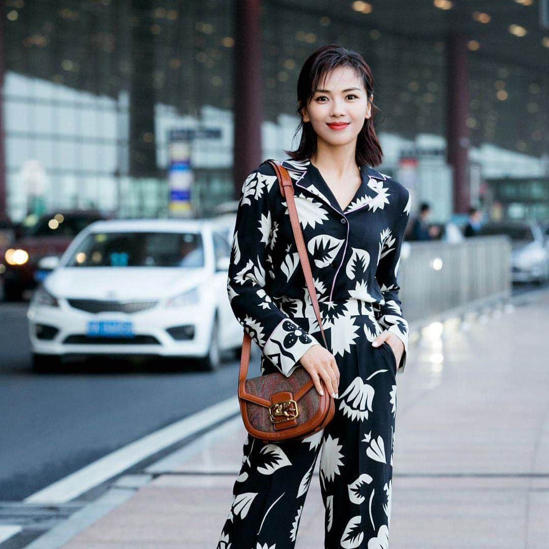 エトロさんのインスタグラム写真 - (エトロInstagram)「Spotted in Beijing, #LiuTao nails airport chic in an #Etro silk button down with matching trousers and her #PegasoBag, on her way to #Cannes2019.  #EtroEverywhere #EtroCelebs」5月14日 17時28分 - etro