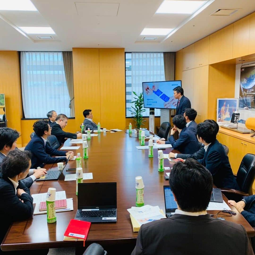 平井卓也さんのインスタグラム写真 - (平井卓也Instagram)「第42回Pitch to the Minister懇談会、”HIRAI Pitch"を開催。「「名刺」x「AI」によるイノベーションの創出」をテーマに、常樂諭・Sansan株式会社取締役・共同創業者 、田中陽・同社取締役・経営管理部長によるピッチ。CMを見てSansanをご存知の方も多いと思いますが、同社は名刺管理サービスに加えて、名刺を通じた人と人との出会いをデータベース化して、様々な分析や研究開発、レコメンデーションを行っています。政府の地域経済分析システム(RESAS)にも似て、繋がりや関係性が可視化されます。新たなイノベーションは、業種を超えた人と人の出会いによって生まれるもの。新たなイノベーション創出に向けた今後の一層の取組に期待します。 #平井卓也 #平井ピッチ #HIRAIPitch #イノベーション #sansan」5月14日 17時28分 - hiratakuchan0125