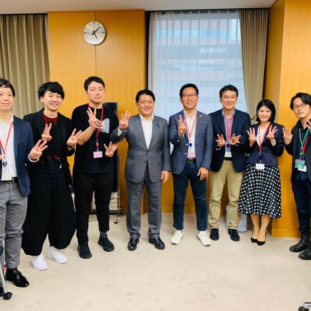 平井卓也さんのインスタグラム写真 - (平井卓也Instagram)「第42回Pitch to the Minister懇談会、”HIRAI Pitch"を開催。「「名刺」x「AI」によるイノベーションの創出」をテーマに、常樂諭・Sansan株式会社取締役・共同創業者 、田中陽・同社取締役・経営管理部長によるピッチ。CMを見てSansanをご存知の方も多いと思いますが、同社は名刺管理サービスに加えて、名刺を通じた人と人との出会いをデータベース化して、様々な分析や研究開発、レコメンデーションを行っています。政府の地域経済分析システム(RESAS)にも似て、繋がりや関係性が可視化されます。新たなイノベーションは、業種を超えた人と人の出会いによって生まれるもの。新たなイノベーション創出に向けた今後の一層の取組に期待します。 #平井卓也 #平井ピッチ #HIRAIPitch #イノベーション #sansan」5月14日 17時28分 - hiratakuchan0125