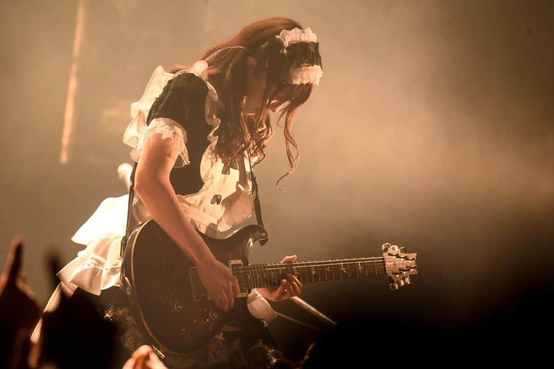 遠乃歌波さんのインスタグラム写真 - (遠乃歌波Instagram)「New costume:)💕 Photo by @masafuji93  #bandmaid  #冥途乃日 #PRS #japanesegirl #japaneserock」5月14日 17時21分 - kanami_bandmaid