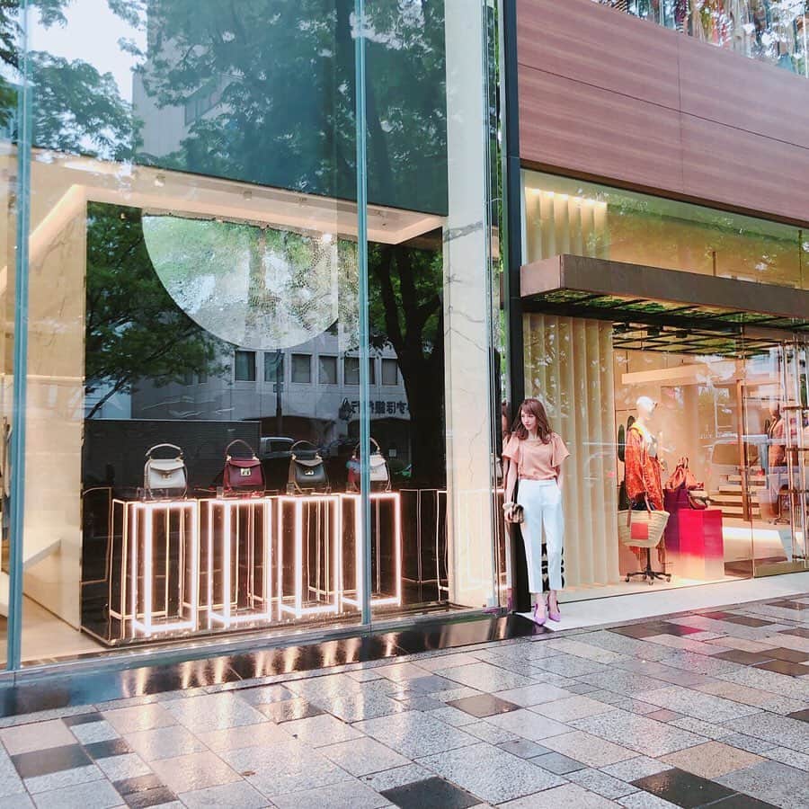 美香さんのインスタグラム写真 - (美香Instagram)「ワンピース全盛な今年。 久しぶりのパンツ特集！ どのコーディネートも素敵でした👖💕 １枚目はいつも可愛いカメラマン前田さん👱‍♂️ 着用しているお洋服の詳細など 発売前なので書けなくてごめんなさい🙇‍♀️ バッグやアクセサリーも素敵でした！ 詳しくは６月発売の美人百花７月号をチェックしてみてくださいねー👀📚 @bijinhyakka 💕 #美人百花」5月14日 17時27分 - mikaofficial99