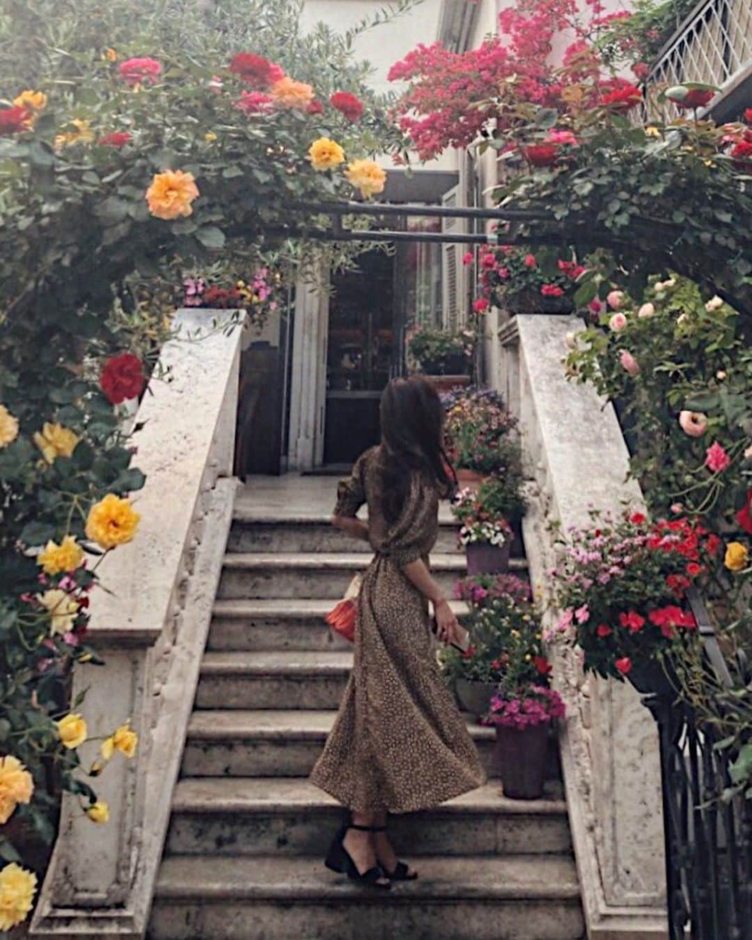上原歩さんのインスタグラム写真 - (上原歩Instagram)「リーフ柄のセットアップ  ワンピースとして着ても セパレートでも上品な着こなしに。 とっても使えてお気に入り♡ @titivatejp ・ #titivate #titivatestyle #fashion #instagood#ティティベイト#リーフプリントパフスリーブブラウスリーフプリントフレアロングスカート」5月14日 17時27分 - ayumiuehara