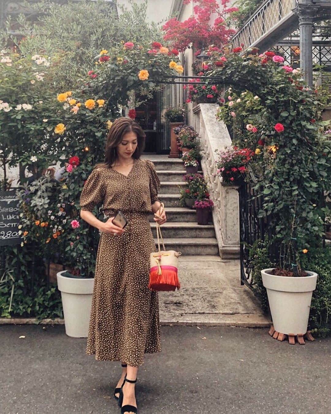 上原歩さんのインスタグラム写真 - (上原歩Instagram)「リーフ柄のセットアップ  ワンピースとして着ても セパレートでも上品な着こなしに。 とっても使えてお気に入り♡ @titivatejp ・ #titivate #titivatestyle #fashion #instagood#ティティベイト#リーフプリントパフスリーブブラウスリーフプリントフレアロングスカート」5月14日 17時27分 - ayumiuehara