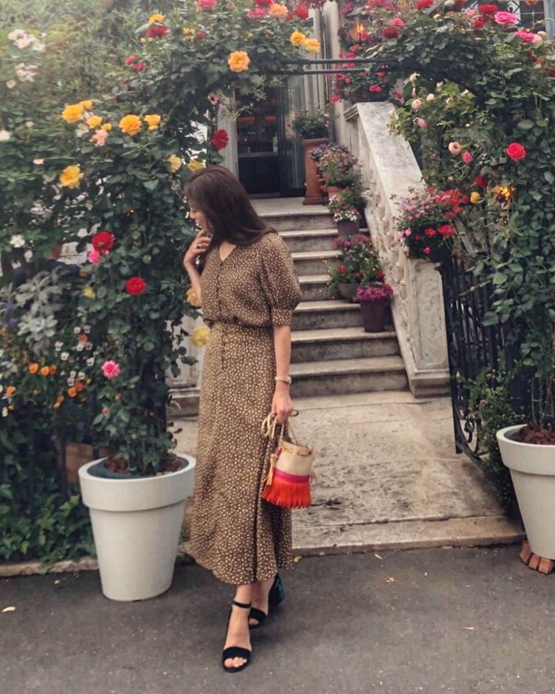 上原歩さんのインスタグラム写真 - (上原歩Instagram)「リーフ柄のセットアップ  ワンピースとして着ても セパレートでも上品な着こなしに。 とっても使えてお気に入り♡ @titivatejp ・ #titivate #titivatestyle #fashion #instagood#ティティベイト#リーフプリントパフスリーブブラウスリーフプリントフレアロングスカート」5月14日 17時27分 - ayumiuehara