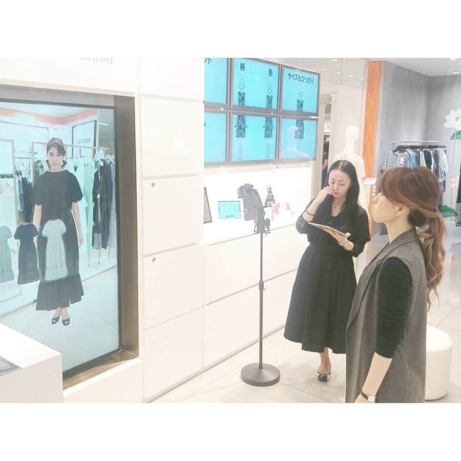 のインスタグラム：「37万通りから選び抜いた一着をオーダーメイド👗✨✨ 以前番組にご出演頂いた、 繊維大手のセーレン川田会長にお声がけ頂き、 セーレンの新しいシステムを新宿高島屋で体験させて頂きました😄✨ 試着の脱ぎ着、結構疲れますよね💦  このシステムを使うと、バーチャルに試着できて、こだわり抜いた自分に合った形、柄、色、サイズをパーソナルにオーダーメイドできるんです💐  撮影は簡単✨絶対似合わないと思うような服でもバーチャルなら一瞬で体験できます🍀  選んでる間は楽しい楽しい時間でした❤️ Virtual trying system by Seiren, a Japanese textile company made it very easy to try bespoke luxury dresses✨ Choices are more than 370k❣️Just one second and there would be another you dressed in beautiful new design!  #ビスコテックメイクユアブランド #viscotecs #viscotecsmakeyourbrand #keisuzuki #bespoke ==================== 「ビスコテックス メイク ユア ブランド」は、総合繊維メーカーのセーレンが発信する、ITと一貫生産体制を融合したデジタルプロダクションシステム「Viscotecs（ビスコテックス）」によるパーソナルオーダーシステム。」