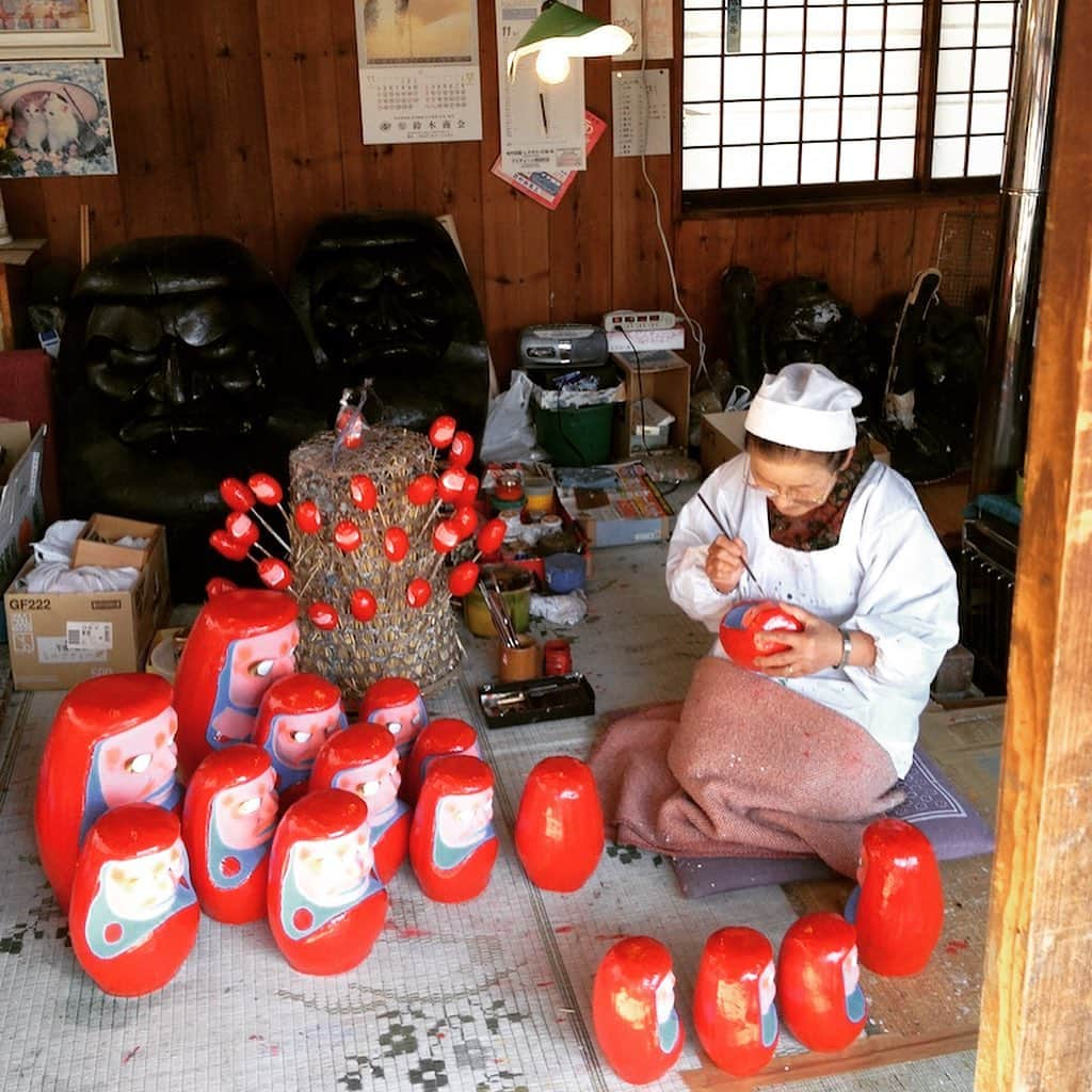 福島県さんのインスタグラム写真 - (福島県Instagram)「来て！ 高柴デコ祭り　 三春駒と三春張り子人形の工房が集まる高柴デコ屋敷。5/26には祭りが催され、張子のお面を被って踊るひょっとこ踊りや、郡山市重要無形民俗文化財の「高柴七福神踊り」などの郷土芸能が披露されます。  #郡山市 #デコ屋敷 #ひょっとこ #張り子 #福島 #ふくしま #ふくしまからはじめよう #来て #fukushima #futurefromfukushima #japantrip #fukushimatrip #art_of_japan #instagramjapan #japan_of_insta  #insta_fukushima  #special_spot_」5月14日 17時30分 - realize_fukushima