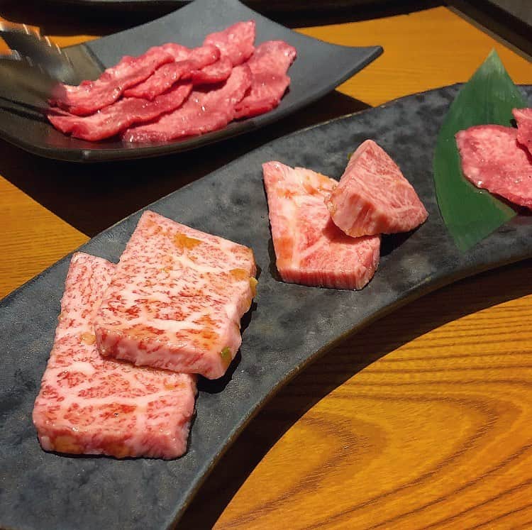 榊山敬代のインスタグラム：「🥩🙏… ・ 週末日曜日のご褒美ランチは 今月はじめての焼き肉会の巻  ということで。記録。  #また来てしまいました  焼肉がマイブームになるとは おもってもいなかった食生活  #マイブーム になりましたきっかけは  いろいろとありますけれど お肉の相性がよろしいこと 全くにおいがつかないこと 内装が程よくいこえること  など…焼肉屋さんのスタイルが 心地よくゆるりできて丁度よく 店員さまもかんじよい接客にて 通いたくなるかんじなのでした  月に一度の ささやかなたのしみにしたい焼肉の会  それにしましても 最近果物アレルギー発覚しまして  食べれる食材が限られてきましたから 楽しみな食材も減ってきましたところ  そうだ  栄養成分ちがうけれど お肉で栄養補給しよう … ・ とかんがえなおしてみる 体調の変化に対応のとき ・ ・ 🙏… ・ ・  #また食べたい  #気分転換  #ライス は中サイズに安定… ・ ・ ・ ・ ・ 🌸" 作品展示情報… ・ 『第7回 郷さくら美術館 桜花賞展』 … 会場：郷さくら美術館 ・ 「郷さくら美術館　桜花賞」展は、「桜」を描いた現代日本画を多くの方々にご覧頂き、日本画の素晴らしさを再発見してもらうことを目的とした展覧会です。今回もこれからの活躍がますます期待される日本画家31名が、日本美術でおなじみの「桜」という大変難しいモチーフを相手に、それぞれの持ち昧を生かした個性的な素晴らしい桜の絵画に仕上げています。現代日本画家たちの個性を、豊かな桜花の美しさを、どうぞお楽しみください。  東京都目黒区上目黒1-7-13　 TEL：03-3496-1771  東急東横線、東京メトロ日比谷線 中目黒駅より徒歩５分 ◼︎詳しくはホームページをご覧ください … ・ ・  #reasonable  #夏日和 #休日ランチ #ランチ #lunch #food  #スタミナ回復 #外食 #Tokyo #food #お肉大好き  #meat  #焼肉 #yakiniku #beautiful  #お肉 #牛タン  #日本画家 の #外出こんなもん #栄養補給」
