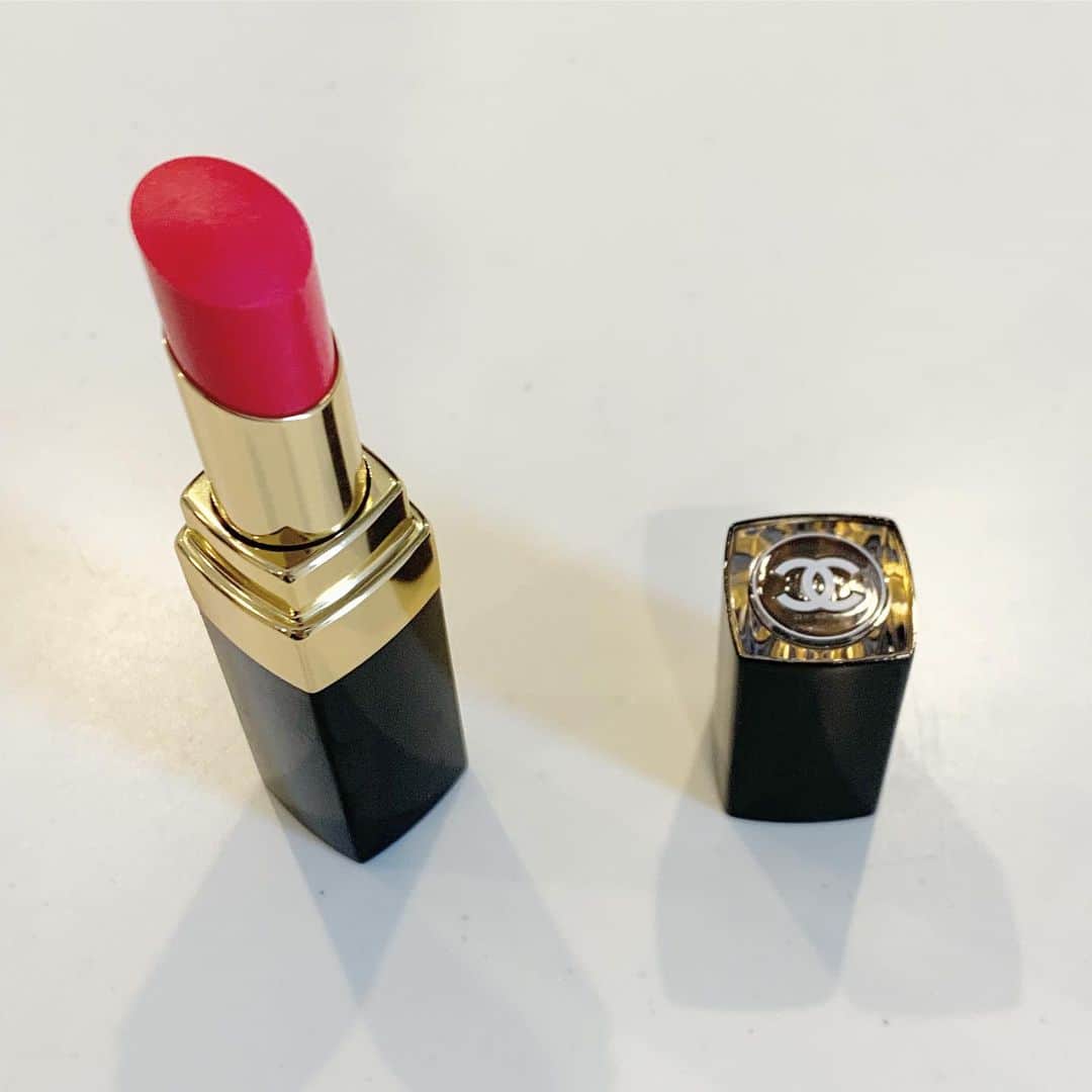 ryuu79hinaのインスタグラム：「最近のお気に入りコスメ💄❤️ ・ ・ CHANELの#ルージュココフラッシュ  86 FURTIVE なめらかな塗り心地でつやつや感、発色もよしで💯✨❤️ ・ ・  ーーーーーーーーーーーーーーーーーーーーーーーーー #CHANEL#シャネル#コスメ#リップ#口紅#local#デパコス#コスメ好きさんと繋がりたい#置き画#置き画くら部#置き画倶楽部」