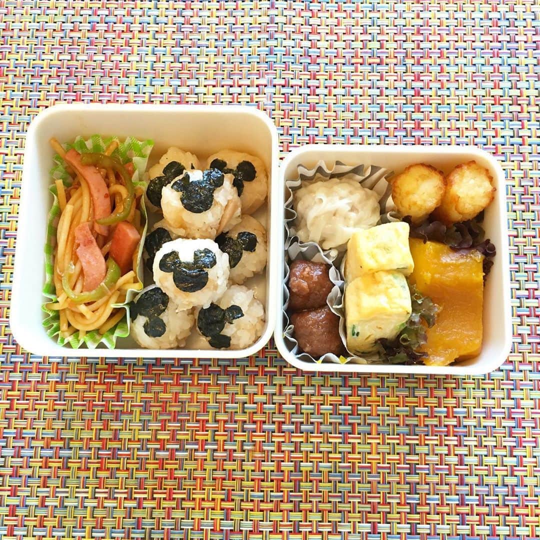 蒲生麻由のインスタグラム：「息子のスクールお弁当🍙﻿ 普通に大人サイズのお弁当箱だけどペロリなのよねー🍀﻿ キャラ弁とかまでは無理だけど、﻿ 海苔をミッキーにしただけですごく喜んでもらえて、﻿ 母ちゃんは嬉しいぞ😊﻿ 100均一グッズ様々だわww﻿ ﻿ スクールがある日は、﻿ 放課後は公園で遊んで→からの→爆睡💤﻿ ってパターンなので生活リズムが整って﻿ また嬉しい私です☺️﻿ ﻿  #男の子ママ #mamalife #お弁当 ﻿ #息子のお弁当 #2歳児弁当 #育児 #子育て﻿ #100均一グッズ  #seria #筍ご飯のおにぎり  #卵焼き #で作りナポリタン #手作り焼売」