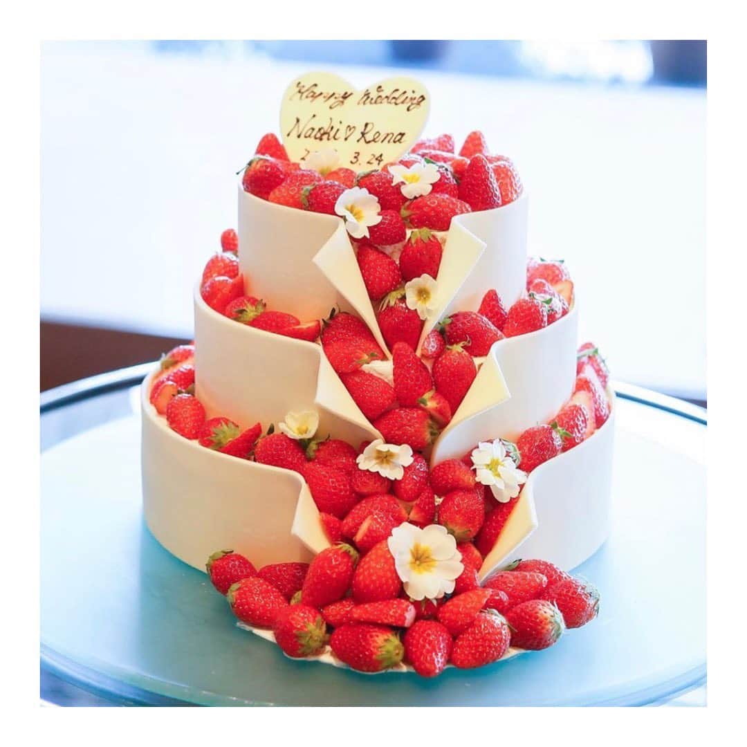 Dears Weddingさんのインスタグラム写真 - (Dears WeddingInstagram)「【ウエディングケーキ特集】﻿ ﻿ おふたりの物語を﻿ オリジナルのケーキに✨﻿ ﻿ Dears Weddingでは、﻿ 専属のパティシエがおふたりのストーリーや﻿ ゲストへの想いを直接お伺いしながら、﻿ オリジナルデザインのウエディングケーキを﻿ お作りいたします。﻿ ﻿ こだわりを表現した世界に一つだけの﻿ ウエディングケーキが、ゲストの印象に残る﻿ おもてなしを叶えます。﻿ ﻿ ・・・ #repost @themeetsmarinaterrace ・・・ 苺が溢れている可愛いケーキ♡ お花も添えて更に 可愛いですね❁  #結婚式場 #wedding #ウェディング #dearswedding #follow #結婚式準備 #ザミーツマリーナテラス #wedding #themeetsmarinaterrace #ミーツ花嫁  #千葉 #千葉花嫁 #千葉結婚式 #千葉結婚式場 #ウェディングニュース #bridal #instagood #instaphoto #instalike #式場探し #会場見学 #weddingphoto #instawedding #ウェディング #スローリゾートウエディング #instashoot #instawedding #happywedding #ウェディングケーキ」5月14日 17時40分 - dearswedding