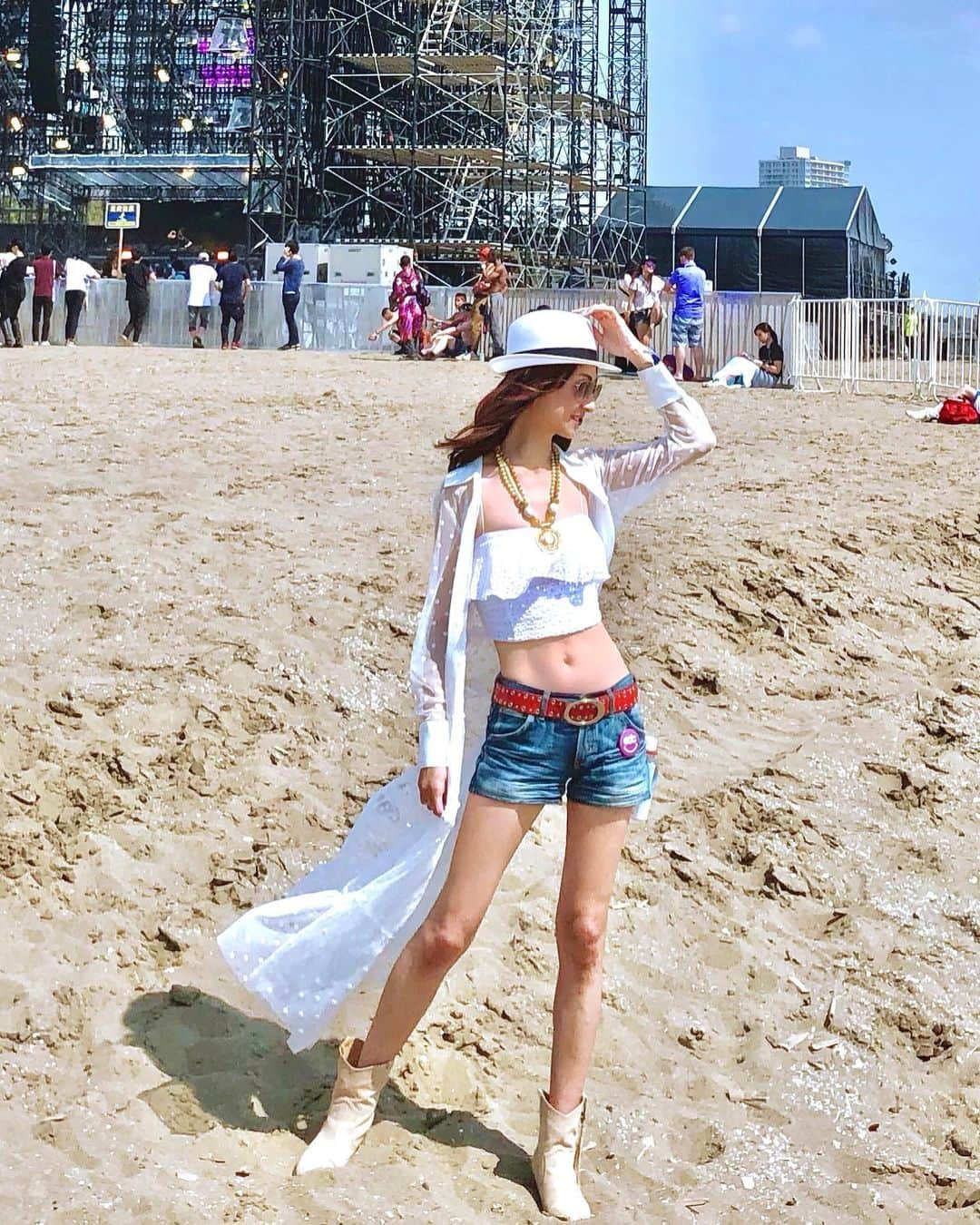 彩耶さんのインスタグラム写真 - (彩耶Instagram)「昨日に引き続き… " EDC JAPAN 2019 " 🦋✨ ・ ２日間ともに、お天気に恵まれて良かったぁ😊☀️ ・ 私はやっぱり、解放感溢れるビーチサイドのステージが好きかなっ🌴🌊✨ ・ 海風がとっても気持ちいいんです😌 ・ お写真横に☝➡︎swipe してね❣️ ・ Beachとステージって、カッコいいでしょ(๑˃̵ᴗ˂̵)💕 ・ ・ ・ #帽子 #飛びまくり〜🤣笑っ ・ #edcjapan#edcjapan2019#フェス#東京#幕張#フェスファッション#シースルーワンピース#海#beach#休日 #モデル#model#神戸#kobe#instagram#インフルエンサー#インスタグラマー#私#me#フォロー#followme#フォローミー#お洒落さんと繋がりたい#ファッション#コーデ#インスタ映え#いつかの私」5月14日 17時55分 - 3aya11