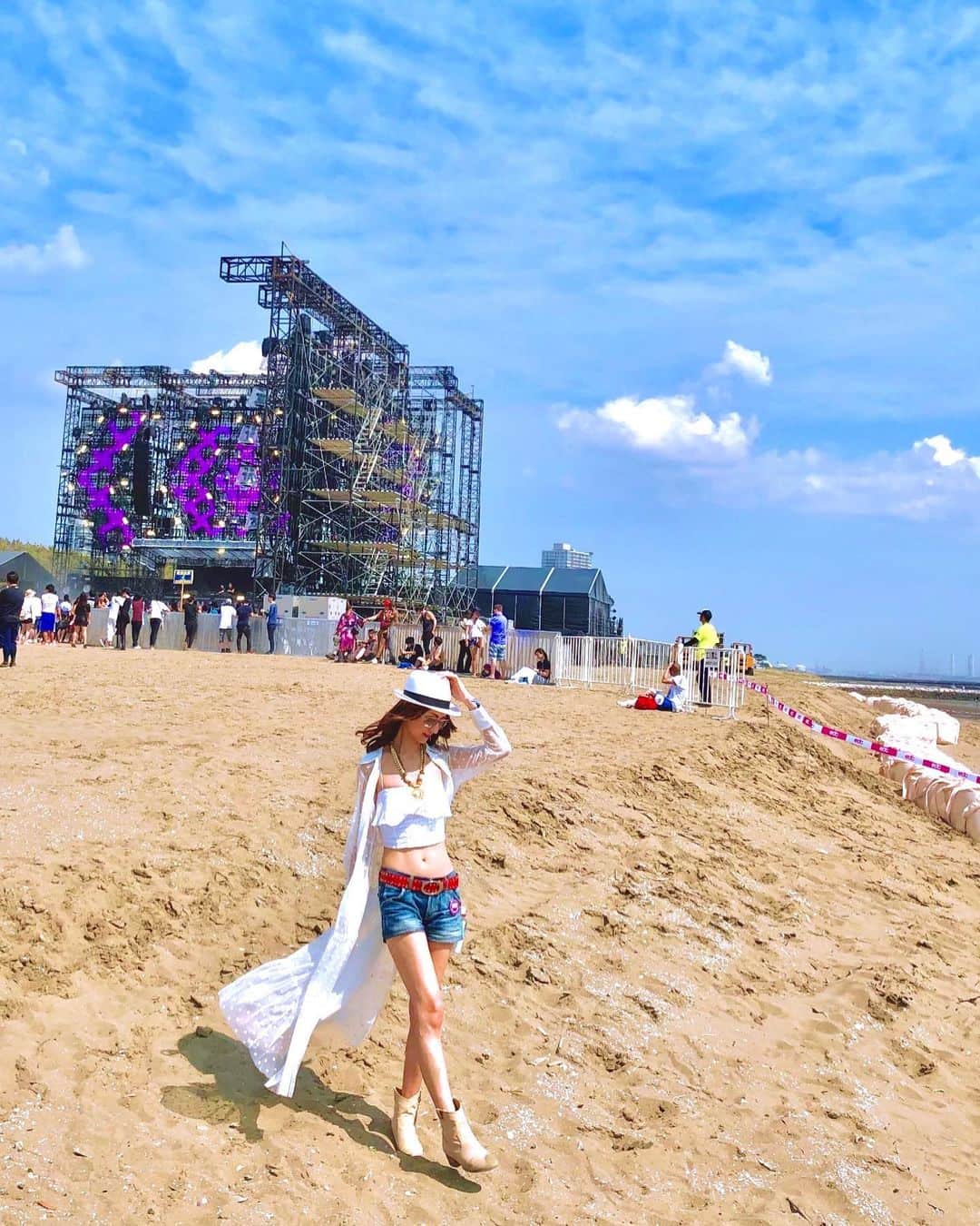 彩耶さんのインスタグラム写真 - (彩耶Instagram)「昨日に引き続き… " EDC JAPAN 2019 " 🦋✨ ・ ２日間ともに、お天気に恵まれて良かったぁ😊☀️ ・ 私はやっぱり、解放感溢れるビーチサイドのステージが好きかなっ🌴🌊✨ ・ 海風がとっても気持ちいいんです😌 ・ お写真横に☝➡︎swipe してね❣️ ・ Beachとステージって、カッコいいでしょ(๑˃̵ᴗ˂̵)💕 ・ ・ ・ #帽子 #飛びまくり〜🤣笑っ ・ #edcjapan#edcjapan2019#フェス#東京#幕張#フェスファッション#シースルーワンピース#海#beach#休日 #モデル#model#神戸#kobe#instagram#インフルエンサー#インスタグラマー#私#me#フォロー#followme#フォローミー#お洒落さんと繋がりたい#ファッション#コーデ#インスタ映え#いつかの私」5月14日 17時55分 - 3aya11