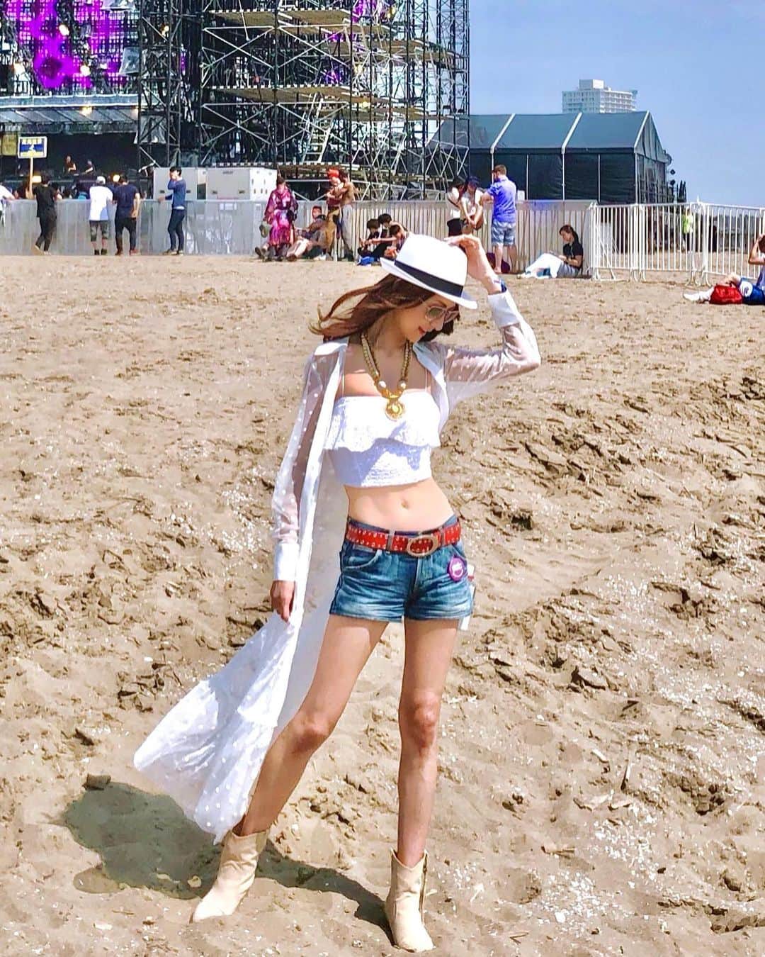 彩耶さんのインスタグラム写真 - (彩耶Instagram)「昨日に引き続き… " EDC JAPAN 2019 " 🦋✨ ・ ２日間ともに、お天気に恵まれて良かったぁ😊☀️ ・ 私はやっぱり、解放感溢れるビーチサイドのステージが好きかなっ🌴🌊✨ ・ 海風がとっても気持ちいいんです😌 ・ お写真横に☝➡︎swipe してね❣️ ・ Beachとステージって、カッコいいでしょ(๑˃̵ᴗ˂̵)💕 ・ ・ ・ #帽子 #飛びまくり〜🤣笑っ ・ #edcjapan#edcjapan2019#フェス#東京#幕張#フェスファッション#シースルーワンピース#海#beach#休日 #モデル#model#神戸#kobe#instagram#インフルエンサー#インスタグラマー#私#me#フォロー#followme#フォローミー#お洒落さんと繋がりたい#ファッション#コーデ#インスタ映え#いつかの私」5月14日 17時55分 - 3aya11