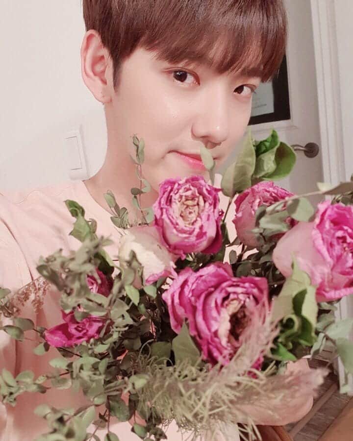 ジョンファンのインスタグラム：「💐」