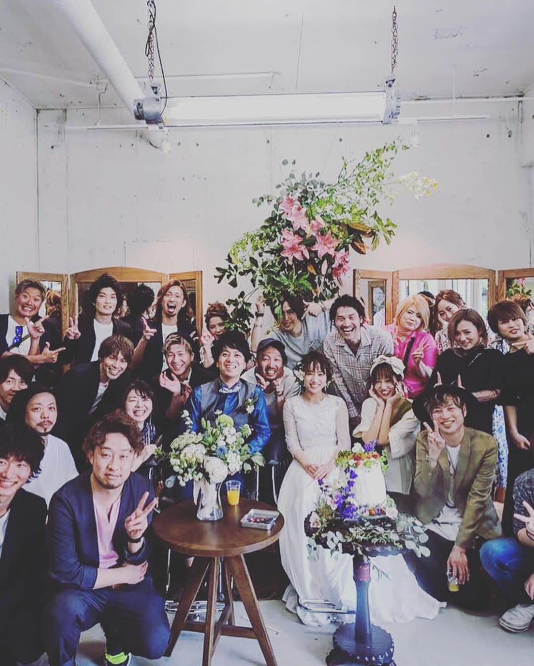 Kousuke Kawagutiさんのインスタグラム写真 - (Kousuke KawagutiInstagram)「【出会い】 . 僕の人生に出会いは不可欠です . なぜ必要かと言うと . 人と出会うことには可能性があるからです . 僕はインスタをはじめて . いままでに沢山のDMをいただきました . 何気ない一通のメールのお話しを . 今日はしたいと思います . 「よくイイネしてくださりますよね☺︎ ありがとうございます！ アレンジめちゃくちゃ神ですね✨ 勉強させてもらいます♩」 . よくある普通のDMからはじまりました . 今はこのメールを送った人は . 僕にとって . かけがえのない大切な人になりました . この大切なの人は . 出会った頃はアレンジがとても上手とは言えず . 正直下手くそだったと思います . 笑笑 . でも . 今は誰よりも努力をして . 誰よりも上を目指して頑張っています . この出会いで . 僕は沢山の大阪の美容師さんとの出会いがあったんです . まずは編みおろしの会長 @yoooheeey との出会い . 今や恋人🙈❤️爆笑 . 大阪でのアレンジバトル . @rabichepow.chihiro  @hikaru_jilljanne  @francbear.tossy . 今やこの4人は . @amioroshi.japan  を作りとっても活躍しています . 僕なんかよりもアレンジが上手な4人です . まだまだ出会いはある . アレンジバトルでは名古屋の美容師さん . @yoshida_shinobu . @daisuke_5511 . @masanari1110 . 名古屋でアレンジが上手な人達 . 天才3人です . 他にも . @scene_shitabow との出会い . カメラマンって言うと怒る「天才美容師たっつん」 . 僕の大好きな人美容師さんの1人❤️ . まだまだ正直紹介したい美容師さんはいますが話しがそれてしまったので . 本題に . たった一人の一通のメールでこんな素敵な人達に出会い . こんな素敵な出会いが繋がって . 僕はとても嬉しく思っています . この一通のメールを送ってきた人が気になりますよね😏❤️ . 笑笑 . まあ知っている人はいると思うけど . そうあの「なにわのドヤ顔商人」 . @shingo_hairstylist です . いつもしょーもないこと言ってるけど . 誰よりも真面目で . 誰よりも頑張りやさんな奴 . シンゴに会って . モデルさんとの出会いもあった . そう @mi_kity62 . いつも笑顔で可愛いミキティ❤️ . セミナーモデルでついてきてくれて . 一番お世話になったモデルさんです . 本当に可愛い妹みたいで . ほっとけない存在です . そんな @mi_kity62 が結婚しました👰💒 . この今日の写真は @mi_kity62 の結婚式の二次会で僕が作った編みおろしです . もう正直嬉しくて嬉しくて . 二次会ではおめでとうの言葉に僕を選んでくれたのに . 2人の成長に . 涙で何も言えず . こんなに感謝しているのに . 言葉にできず . せっかく用意してくれた時間を . すいませんでした . 本当に大切なの2人です . ただただ . 僕は幸せを願っています . 心から幸せになってください . おめでとう㊗️🎊🍾 長々と失礼致しました . 【出会いは僕にとって宝物です】 . 【素敵な出会いは人を繋ぐ】 .  #ヘアアレンジ#ヘアカラー#ヘアスタイル#ドライフラワー#アレンジ#花嫁#ウェディング#ブライダル#instagood#ネイル#メイク#リップ#背中#ファッション#東京#外国人風 #hair#wedding#コスメ#美容室#美容師#美容学生#名古屋#アクセサリー#プレ花嫁#love#セミナー#笑顔 . モデル @mi_kity62 . ヘア @kousukekawaguti . ブーケ @akane_sakaguchi . ヘッドドレス @akane_sakaguchi .  集合写真 @headman_tossy」5月14日 17時49分 - kousukekawaguti