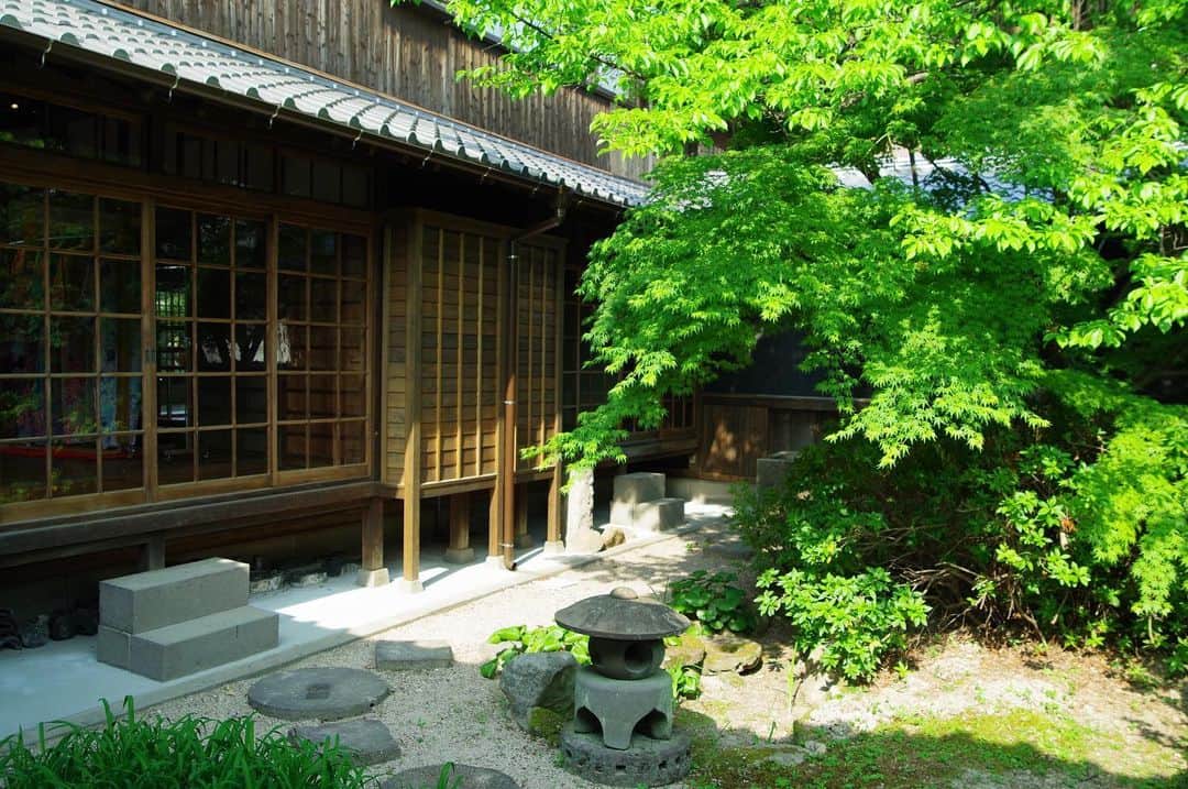 柳川藩主立花邸御花 | Yanagawa Ohanaさんのインスタグラム写真 - (柳川藩主立花邸御花 | Yanagawa OhanaInstagram)「🌿 ・ 新緑の季節ですね。 御花の新緑をちらり。 ・ ・ #柳川藩主立花邸御花#御花 #柳川#福岡#ohana#fukuoka #yanagawa #新緑#新緑の季節 #日本の風景 #freshgreen  #japanesegarden」5月14日 17時50分 - tachibanateiohana