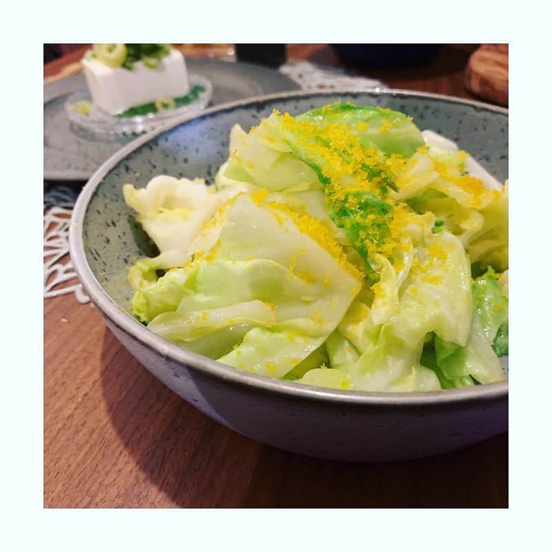 市橋有里のインスタグラム：「カラスミを頂いたのでキャベツと。スペイン風🇪🇸で行きたかったけど、どうしても冷奴が食べたくてwネギの青い部分は免疫力を上げるフルクタン(食物繊維の一種)、日焼け対策にもなるビタミンCなどなど栄養たっぷりなので捨てるのもったいない。こうしてごま油で炒めておくと、焼き豚やサラダチキンや人参と和えたりちりめんじゃこを乗せたりと応用ききます♪ ・ 🍴キャベツ炒めとカラスミ 🍴タコのガリシア風 🍴人参とチキンのサラダ 🍴エリンギのコリコリ炒め 🍴エビとマッシュルームのアヒージョ 🍴冷奴 🍴ズッキーニとポテトのグラタン 🍴ポークソテー 🍴柔らかケールとキヌアのサラダ #おうちごはん  #小料理屋あり」