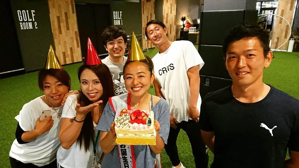 高松いくさんのインスタグラム写真 - (高松いくInstagram)「Love you guys ╰(*´︶`*)╯♡ 賑やかな時間の後の 4人部屋にポツンとひとりぼっち😭 何もかもが4つづつある🤣 その中で、あったかくそばにいてくれる ケーキの上に乗ってたカーネーション🌺←これは母のひ、、、ww お陰でお部屋が明るくなったよ🙌 ありがとう😊 みんなで食べたケーキ美味しかったー🍰😋 元気モリモリで夜レッスン🙌 レッスンあとの #おでん ❤️ #birthday は まだです🤣 今月中は、誕生日気分🎂ww #メッセージ ありがとうございます❤️ #フライング #ホテル  #ひとりぼっち  #カーネーション #部屋が明るくなりました  #ありがとう」5月14日 8時56分 - iku_takamatsu_trip_sup_yoga