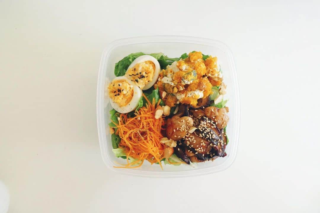 Risako Yamamotoさんのインスタグラム写真 - (Risako YamamotoInstagram)「お弁当🥕🥚🌿💛 ・ チキンと椎茸はテリヤキに、かぼちゃサラダとキャロットラペは作り置きおかず🥕🥗 ・ #お弁当 #salad #サラダ #サラダランチ #slohasholic #bpafree  #bpaフリー #sistema #sistemaplastics #glutenfree  #グルテンフリー  #superfood #スーパーフード #healthylifestyle #eatclean #わっちのサラダ」5月14日 8時58分 - risako_yamamoto