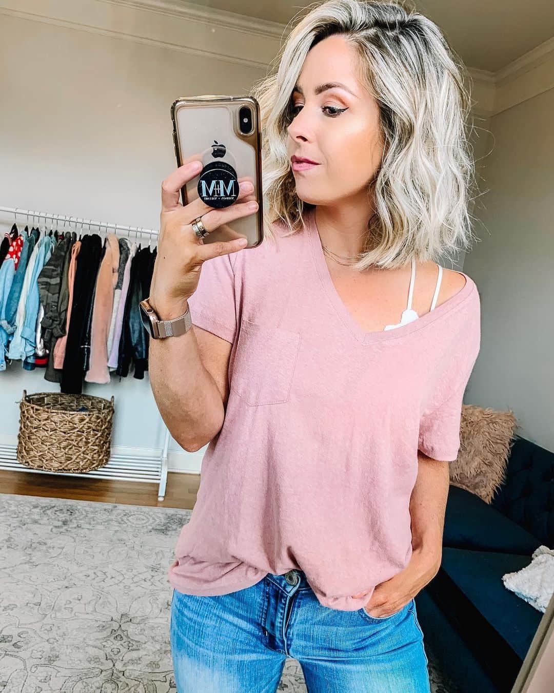 Tracy and Stefanieのインスタグラム：「Taking it back to the mirror selfie. Let’s be honest it’s never gone out of style! 🤣 Y’all.. today has been a MONDAY, anyone feel me?? But super stoked #thebachelorette starts tonight!! And in case you didn’t know @alabamahannah is from our town!! 😱 PS What is your guilty pleasure show to watch?!」