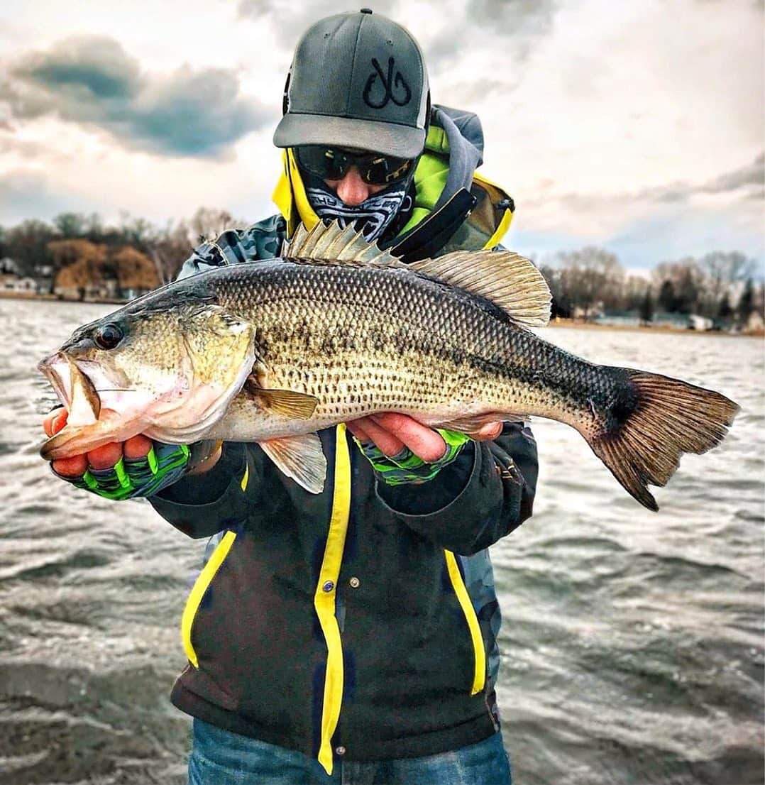 Filthy Anglers™さんのインスタグラム写真 - (Filthy Anglers™Instagram)「Happy Monday everyone! Settling back in after a fun weekend in the woods of Maine! Team Filthy member @seanhawley30 with a beautiful bass and photo from earlier this week. Question time, comment below with your ideal fishing conditions, overcast, wind, morning, evenings etc. For me it’s the early days of summer when the water is glass right before sundown, love chucking top water! Congrats on the catch Sean, you are Certified Filthy, interested in joining our team, send us a message - www.filthyanglers.com #fishing #bassfishing #nature #largemouthbass #angler #filthyanglers #bigbass #hunting #escaoe #relax #boat #lure #trout #salmon #outside #water #lake #river」5月14日 9時03分 - filthyanglers
