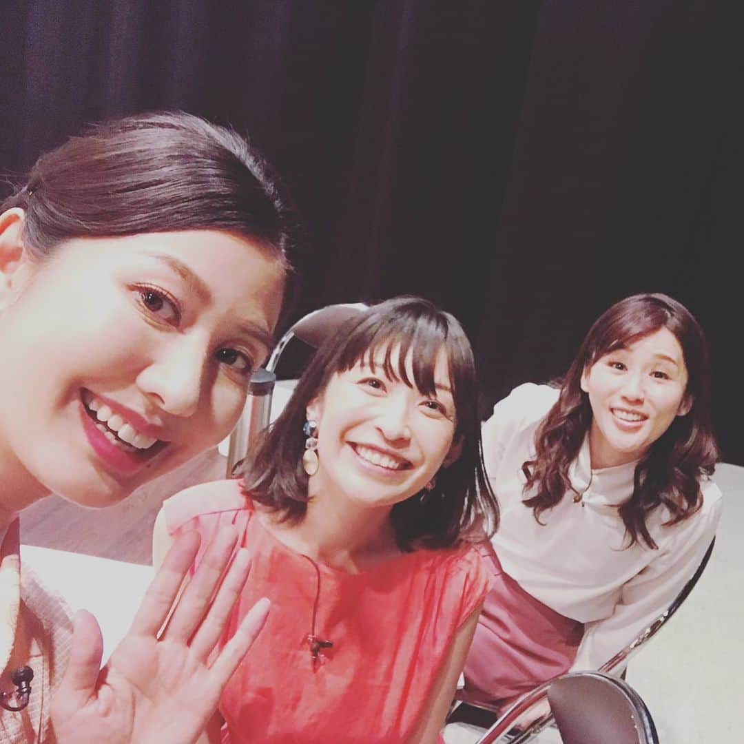 小野真弓さんのインスタグラム写真 - (小野真弓Instagram)「おはようございます☀ 先日ご一緒させて頂きました、にしおかすみこさん＆鈴木希衣子さん(o^^o)衣装がピンクチーム🎀 キャラクターはバラバラなのに妙な統一感💓 #にしおかすみこ さん #スモーキーピンク #鈴木希衣子 さん #ベビーピンク #小野真弓 #サーモンピンク #bosotv仲間でもあります #この日は他局 #またお知らせさせて頂きます📺✨」5月14日 9時16分 - hanaharuaroi