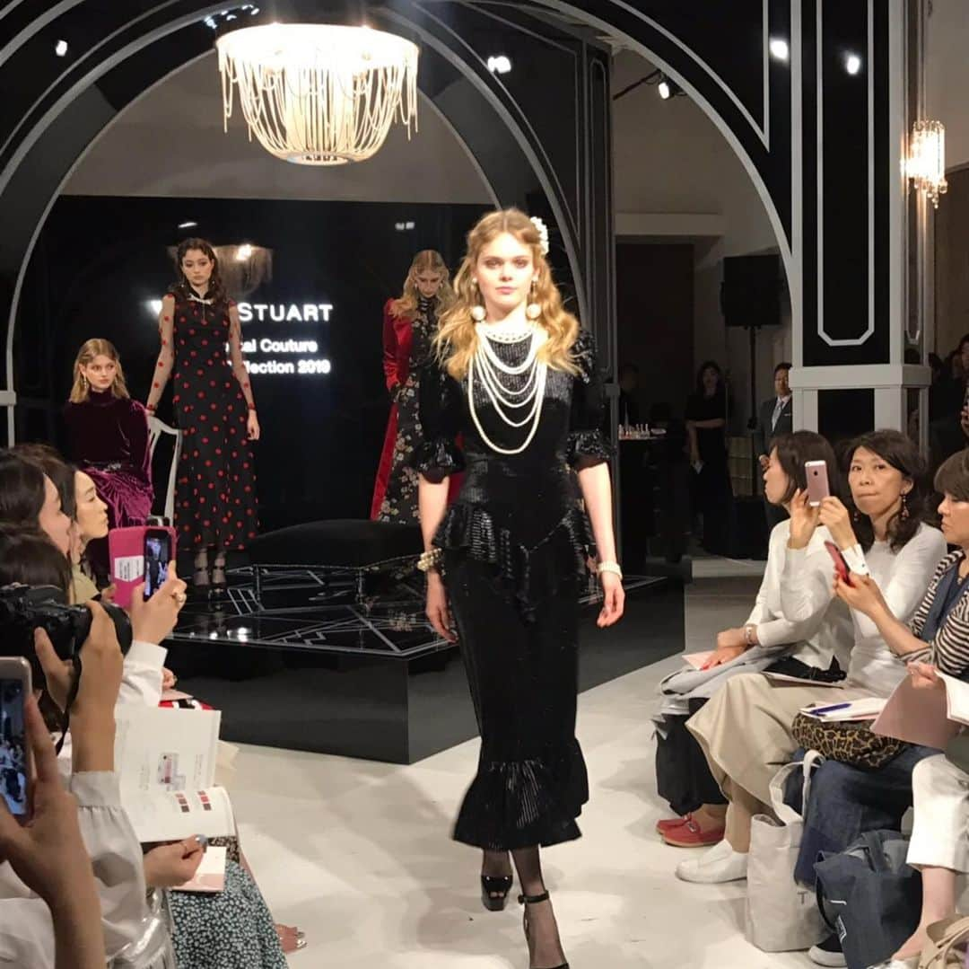 MICHIRUさんのインスタグラム写真 - (MICHIRUInstagram)「Jill stuwart @jillstuartbeauty  2019aw collection Eternal couture salon の発表会にてバックステージmake upとトークショウ登壇させていただきました✨✨✨ . 新色の9色の中から5色を使用したメイクアップは大好きな映画のひとつグレートギャッビーをイメージしたスモーキーなアイメイクです👀 . トークショーは久しぶりにお会いしたMCの安田さんと スペシャルな真珠の輝き煌めくステキなシャンデリアとアールデコのステージにて✨✨✨ . . 時代、世代を超えて愛される真珠をテーマにした今回のコレクションは気品のある輝きと、柔らかなツヤを生かしたモダンヴィンテージなアイカラーです。 . #jillstuartbeauty #永遠の輝き  #eternalcouture #華麗なるギャッツビー  #グレートギャッビー #アールデコ」5月14日 9時23分 - barbiemichiru