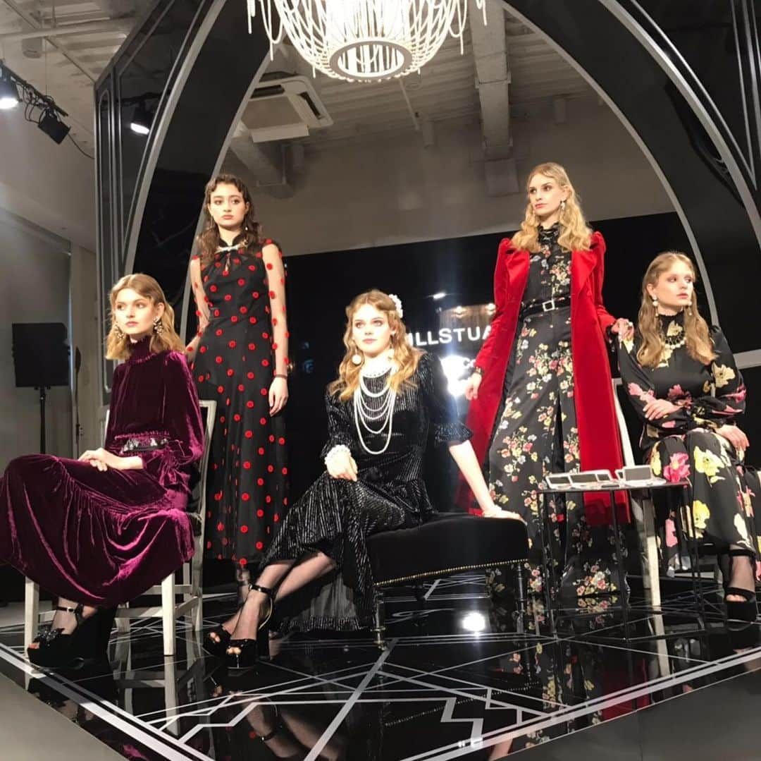 MICHIRUさんのインスタグラム写真 - (MICHIRUInstagram)「Jill stuwart @jillstuartbeauty  2019aw collection Eternal couture salon の発表会にてバックステージmake upとトークショウ登壇させていただきました✨✨✨ . 新色の9色の中から5色を使用したメイクアップは大好きな映画のひとつグレートギャッビーをイメージしたスモーキーなアイメイクです👀 . トークショーは久しぶりにお会いしたMCの安田さんと スペシャルな真珠の輝き煌めくステキなシャンデリアとアールデコのステージにて✨✨✨ . . 時代、世代を超えて愛される真珠をテーマにした今回のコレクションは気品のある輝きと、柔らかなツヤを生かしたモダンヴィンテージなアイカラーです。 . #jillstuartbeauty #永遠の輝き  #eternalcouture #華麗なるギャッツビー  #グレートギャッビー #アールデコ」5月14日 9時23分 - barbiemichiru