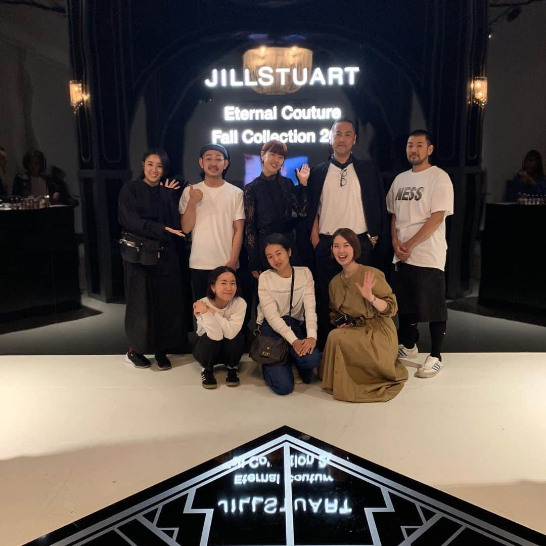 MICHIRUさんのインスタグラム写真 - (MICHIRUInstagram)「Jill stuwart @jillstuartbeauty  2019aw collection Eternal couture salon の発表会にてバックステージmake upとトークショウ登壇させていただきました✨✨✨ . 新色の9色の中から5色を使用したメイクアップは大好きな映画のひとつグレートギャッビーをイメージしたスモーキーなアイメイクです👀 . トークショーは久しぶりにお会いしたMCの安田さんと スペシャルな真珠の輝き煌めくステキなシャンデリアとアールデコのステージにて✨✨✨ . . 時代、世代を超えて愛される真珠をテーマにした今回のコレクションは気品のある輝きと、柔らかなツヤを生かしたモダンヴィンテージなアイカラーです。 . #jillstuartbeauty #永遠の輝き  #eternalcouture #華麗なるギャッツビー  #グレートギャッビー #アールデコ」5月14日 9時23分 - barbiemichiru