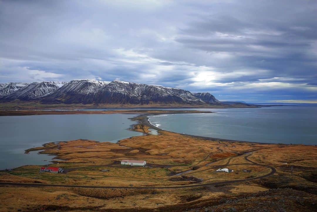 佐々木明さんのインスタグラム写真 - (佐々木明Instagram)「Icelandの空 天気を読むのが難しいです。 ただ突如として雲が切れ 今まで見たこともないような西陽が山や海を照らす瞬間は心を奪われて小さなことも大きなことも問題と感じていたことなんかが問題に感じなくなる瞬間を得ることができます。  つくづく来たことのないところに来る事のみが自分の当たり前と思っている常識を打ち砕いてくれる方法で新たな感性が磨かれていく術だと思っている今日この頃。  素晴らしい出来事の連続に感動の毎日です。  #iceland #icelandic #icelandtrip #travel #trip #nature #neverstopexploring #canon #5dm3」5月14日 9時23分 - akiraexploring