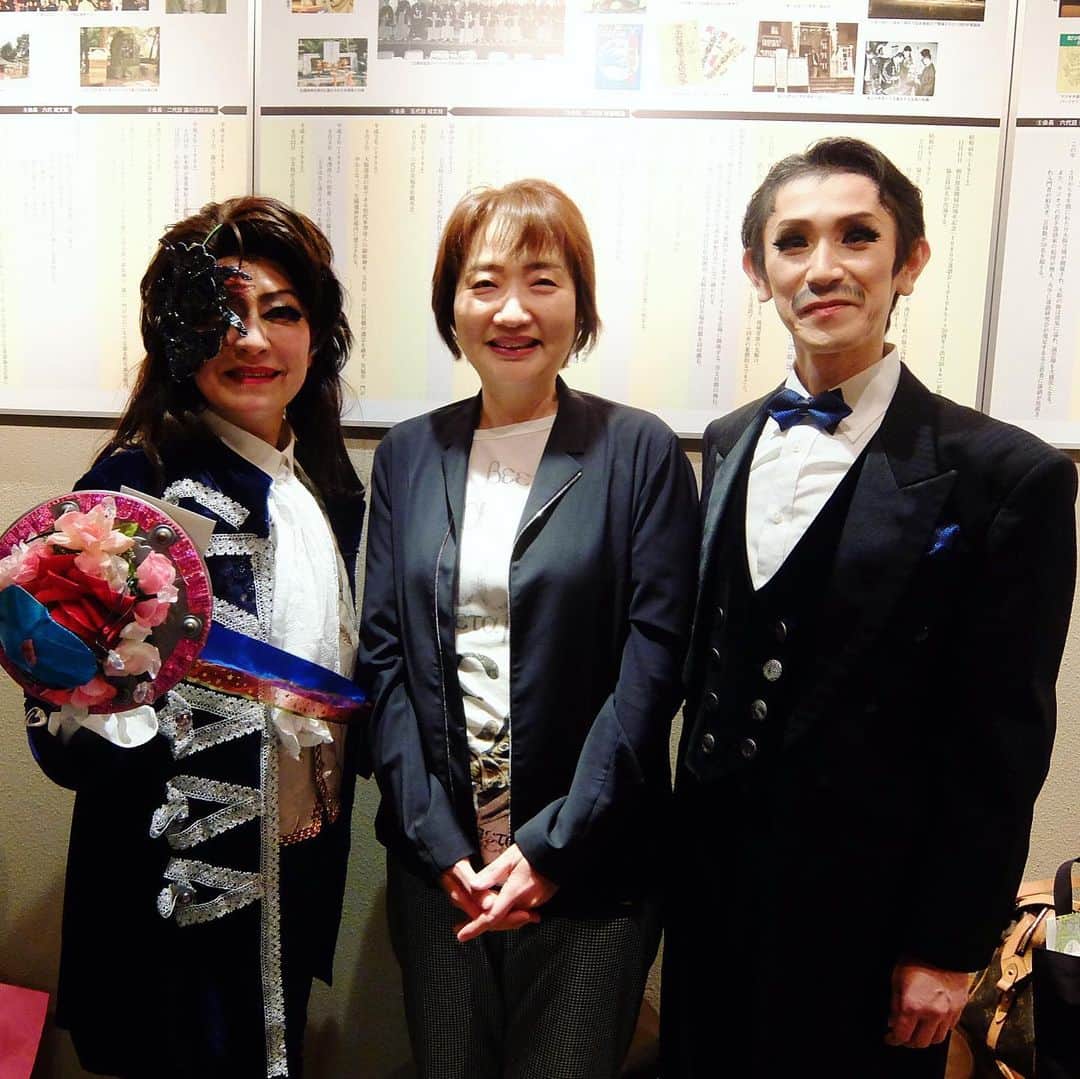 のインスタグラム：「昨日は繁昌亭での『花詩歌タカラヅカ』千穐楽に多数ご来場いただきありがとうございました。本格ミュージカルは稽古が大変でしたが、なんとか二日間乗り切りました。キキちゃんママの白川亜樹さんがお越し下さったので、エリックとジェラルドと三人で並んで撮影しました。キキちゃんからの楽屋御見舞いもいただきましたよ♪( ´θ｀) #花詩歌 #タカラヅカ #ファントム #千穐楽 #白川亜樹 #芹香斗亜 #キキちゃん #楽屋 #御見舞 #繁昌亭」
