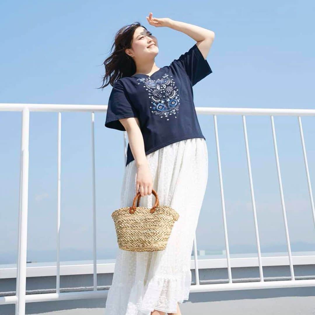 Alinoma公式さんのインスタグラム写真 - (Alinoma公式Instagram)「ㅤ ■Alinomaの大人Tシャツコーデ  ㅤ 一見シンプルなTシャツですが、首元のVデザインや広めの袖、ドロップショルダーなどのディテールが絶妙！フェミニンなスカートを合わせて大人の美スタイルに！ ㅤ ————*coordinate *———— ㅤ *Tシャツ：#SMILELANDㅤ →L-10L展開  ㅤ *スカート：#SMILELANDㅤ →L-10L展開ㅤ ㅤ 〉〉モデル：ふーみん @remnantfumi ㅤ →3Lサイズ着用ㅤ ㅤ ——————————————— URL 〉〉https://bit.ly/2VlX7Pw ——————————————— ㅤ ⇒気になった商品の詳細はプロフィールのURLにありますよ♪ @alinoma_official ㅤ #アリノマ  #ぽっちゃり #ぽっちゃりコーデ #ラファコーデ #夏コーデ #夏ファッション #ぽちゃかわ #今日のコーデ #Tシャツ #刺繍 #ドロップショルダー #ロングスカート #大きいサイズ ㅤ #alinoma #instagood #plussize#summer #onepiece #plussizemodel#plussizefashion #pochative #code ㅤ ㅤ」5月14日 9時31分 - alinoma_official