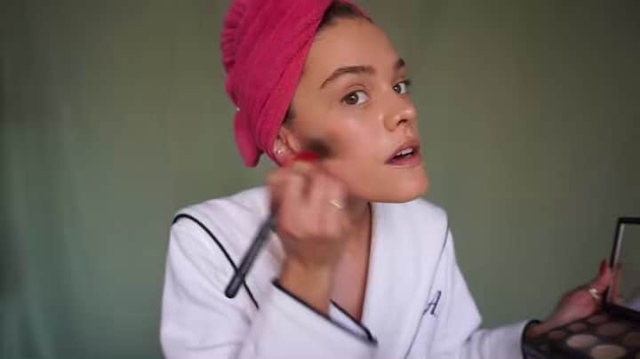 ニーナ・アグダルのインスタグラム：「My second attempt at being a beauty blogger (🙈 to the pros out there, plzz dont judge me) is up now on my YouTube! Click link in bio to watch and I can’t wait to see y’all get your soft smokey eye on 💄♥️ also.. loving my personalized robe @riley.home..」