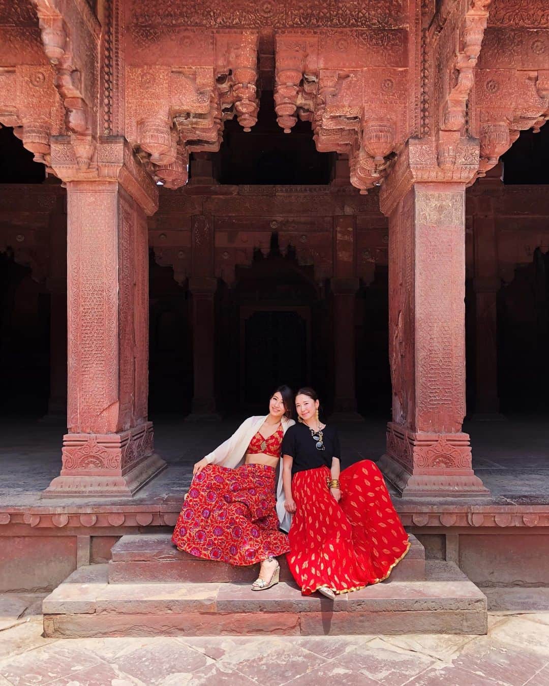 のインスタグラム：「赤い石のお城と赤いスカート❤️ . . #india #trip #travel #inspo #gw #goodday #summer #india_everyday #india_gram #ootd #travelphotography #travelgram #traveler #インド #旅行 #カメラ女子 #タビジョ #思い出 #Agra #थ #viagem #style」