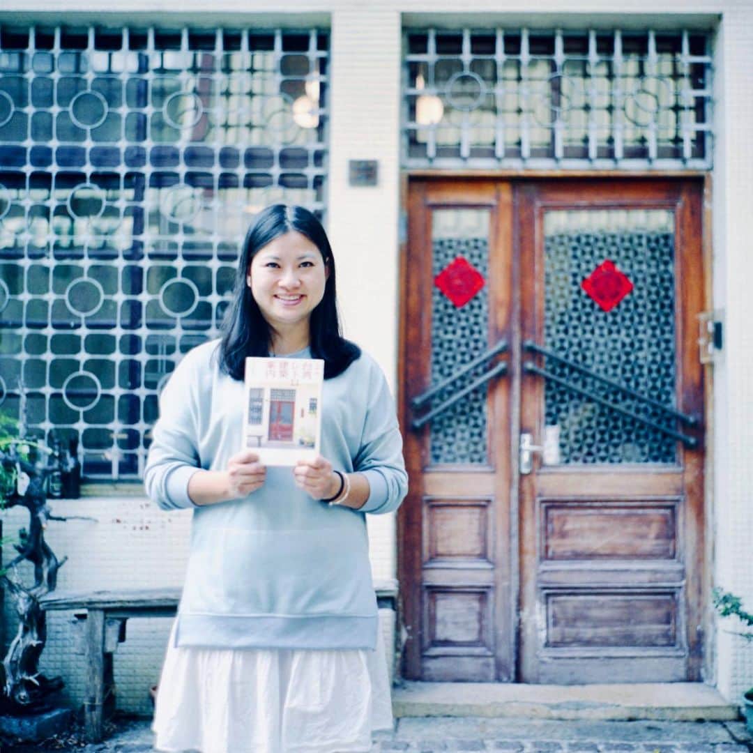 ゆうゆさんのインスタグラム写真 - (ゆうゆInstagram)「2019.05.14﻿﻿﻿ ﻿﻿ ﻿﻿ ﻿﻿﻿﻿﻿ gᵒᵒᒄ  ᔿᵒʳᐢⁱᐢg *⿻｡* . ﻿﻿﻿﻿ ﻿﻿ ﻿﻿﻿ ﻿始めて台南に行って神農街を歩いた時﻿﻿﻿ すごーく気になってて﻿﻿﻿ その後見つけたこの本で﻿﻿﻿ 絶対泊まりたかったシェンノン147﻿﻿﻿ ﻿﻿﻿ 宿を貫くというか寄り添ってる﻿﻿﻿ 大きなガジュマルがとてもカッコよく﻿﻿﻿ 凄くいい雰囲気の宿﻿ ﻿ ﻿ 毎日一階のcaféで珈琲を入れてくれた﻿﻿﻿ 優しいオーナーさん﻿﻿﻿ 最後に撮らせてもらいました。﻿﻿﻿ ﻿ 日本人のスタッフさんもいて﻿ いろいろ話して、情報も教えてもらい﻿ ほんと楽しかったな。﻿ ﻿﻿﻿ 私は2階に泊まったのだけど﻿﻿﻿ その他も素敵そうでまた泊まりたい場所。﻿﻿﻿ ﻿﻿﻿ ﻿﻿﻿ ﻿﻿﻿﻿﻿﻿﻿ *・゜゜・*:.。..。.:*・゜・*:.。. .。.:*・゜・**・゜゜・*﻿﻿﻿﻿﻿ .﻿﻿﻿﻿﻿﻿﻿ #台湾レトロ建築案内﻿﻿﻿ ﻿﻿ #神農街﻿﻿﻿﻿﻿ #神榕147 ﻿﻿﻿ #yuyu_taiwan ﻿﻿﻿﻿﻿﻿﻿ #暮らすように旅をする﻿﻿﻿﻿﻿﻿﻿ #rolleiflex28f﻿﻿﻿﻿﻿﻿﻿ #ローライ会﻿﻿﻿﻿﻿﻿﻿ #tainan﻿﻿﻿﻿﻿ #そうだ台湾行こう﻿﻿﻿﻿﻿﻿ #台南日常﻿﻿﻿﻿﻿﻿ #台湾ひとりっぷ﻿﻿﻿ #老顏屋」5月14日 9時40分 - _hikarinohako_
