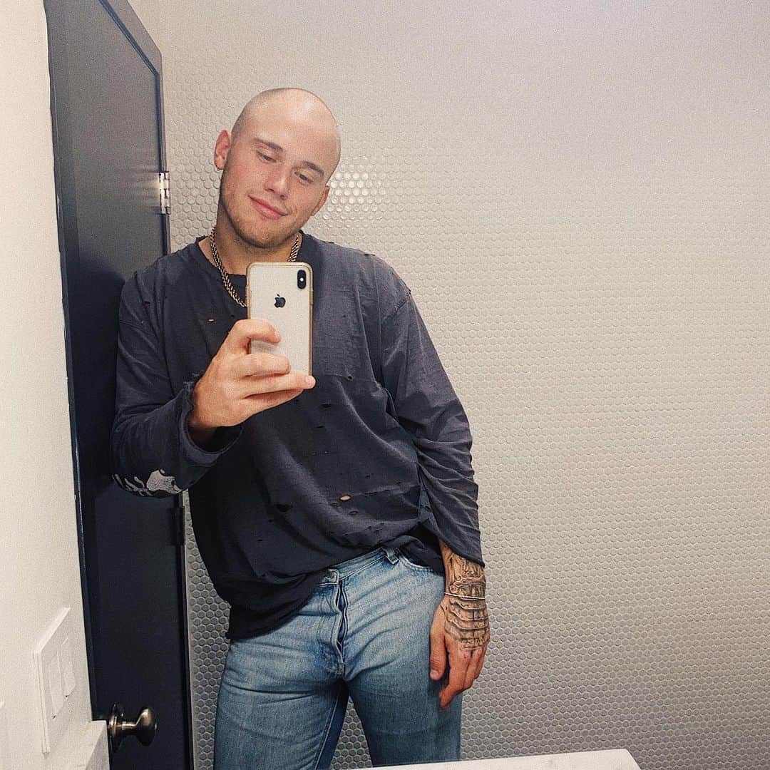 ブランドン・シェイアのインスタグラム：「French tucked the shit out of my shirt.」