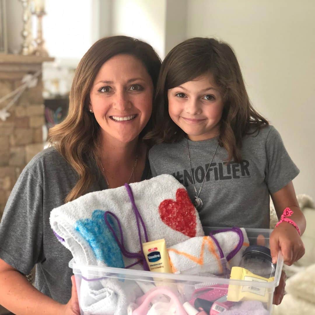 Angie Keiserのインスタグラム：「Every single night last week, I yelled at her because she would NOT stay in bed. She just kept getting up and sneaking around the house, and was up WAY past her bedtime each night. Turns out, she was making a homemade spa kit, complete with customized towels, hotel toiletries, and a jar of soapy water 🙊 Despite all my yelling, she was up at 5:30am yesterday because she was SO excited for me to open this gift, that she just couldn’t sleep any later. I can only hope she always ignores the people yelling at her in life, who simply aren’t in on her vision 🙌🏼」