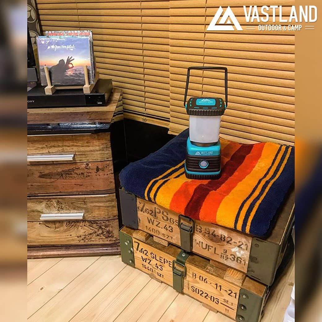 VASTLANDさんのインスタグラム写真 - (VASTLANDInstagram)「【＊VASTLAND_REPORT＊】 . .. インテリアの差し色にVASTLANDカラーを✨🏘 . メンテナンスも兼ねてお家でアウトドアギアを使ってみるのもいいですよね⚙🛠 . .. photo by @ta_ku8a 様 . VASTLAND公式アカウントでのリポスト希望の方は【#VASTLANDリポート】を付けてVASTLAND製品をご投稿ください！ . .. ・掲載ギア・ #ledランタン .. ▲▽掲載ギアはプロフィールのリンク（ @vastland.jp )もしくは、画像をタップしてチェック！▽▲ . .. #VASTLAND #ヴァストランド #キャンプ #camp #キャンプ好きな人と繋がりたい #キャンプギア #キャンプ道具 #キャンプ用品 #ソロキャンプ #デイキャンプ #ファミリーキャンプ #ファミキャン #グルキャン #ソロキャン #オートキャンプ #キャンプ女子 #キャンパー #キャンプ好き #キャンプしたい #⛺ #🏕 #アウトドア #outdoor #ランタン」5月14日 10時15分 - vastland.jp