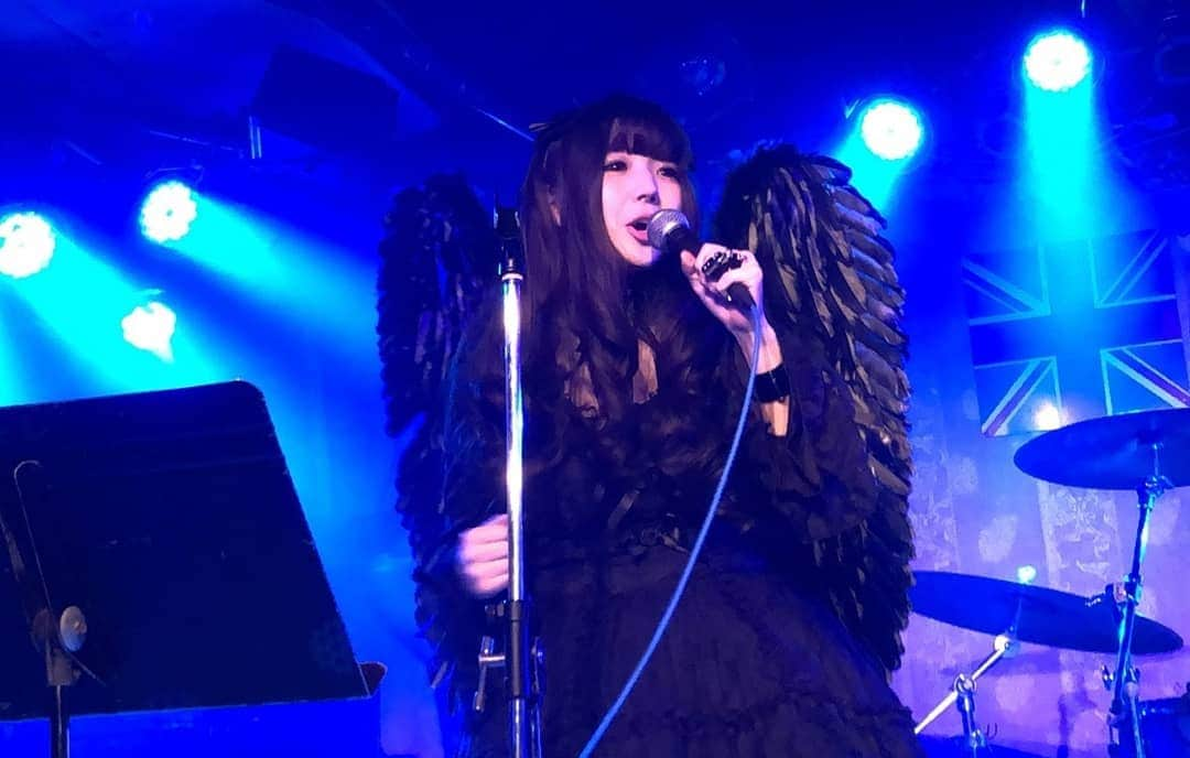 坂本詩緒里さんのインスタグラム写真 - (坂本詩緒里Instagram)「新曲『BLACK SWAN』  #blackswan #ライブ#live #新曲#衣装#翼#羽#ロシアップ #rosiup #ロシアップ#のいしぃ  #プロボウラー#ボウリング #コスプレ#コスプレイヤー  #ミュージカル#ゴスロリ#ロリータ」5月14日 10時24分 - jpba529