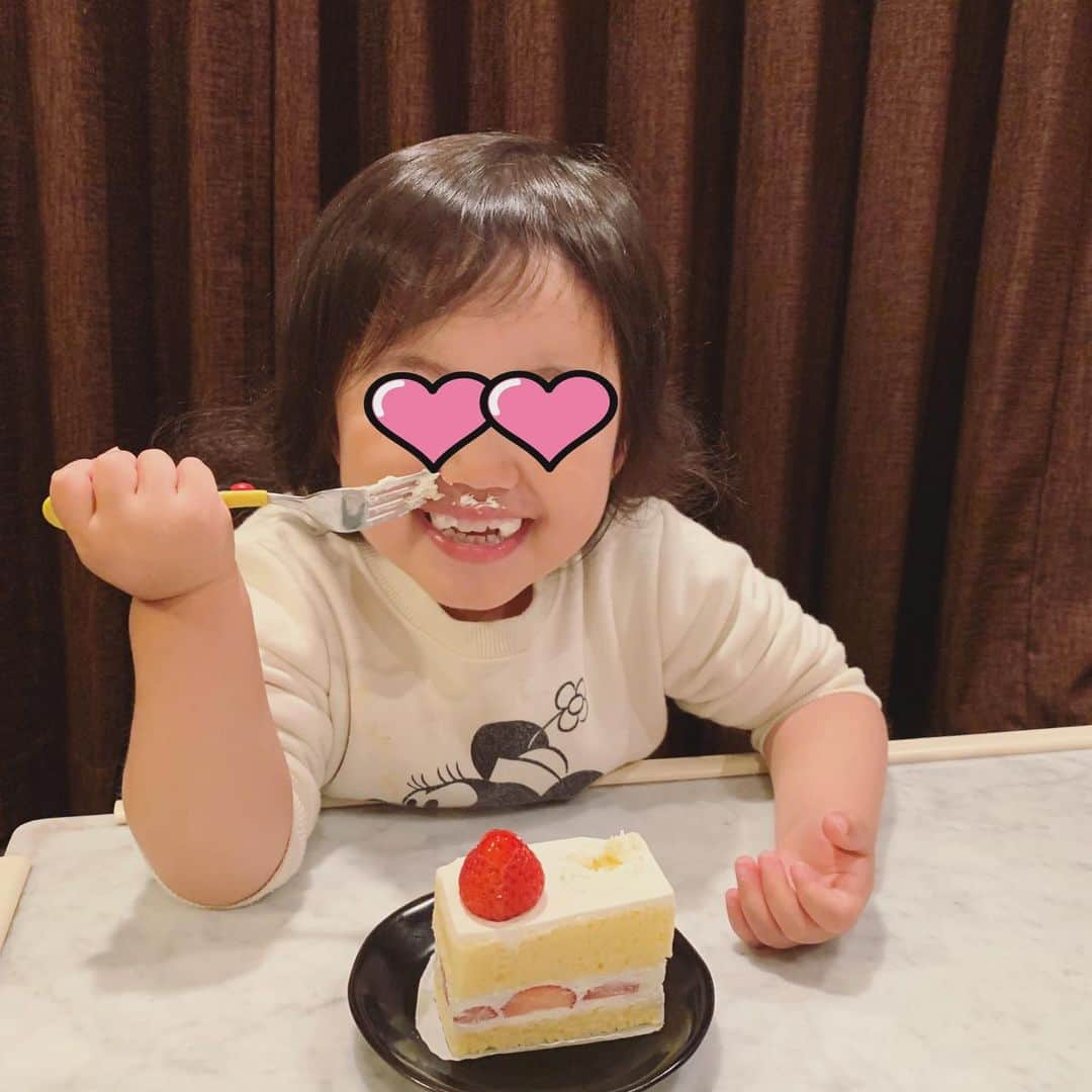 井上和香さんのインスタグラム写真 - (井上和香Instagram)「たくさんのコメントありがとうございます💕  誕生日当日は娘と2人で、いつもの夜ごはん😊 旦那さんはただいま映画の撮影中でほとんどいません😅😅 なので、ホールケーキを買っても食べきれないので、好きなケーキだけ買ってきました✨  娘からはハッピーバースデートゥーユーを歌ってもらい、とっても嬉しかったです🥰💕💕💕 . そして娘さんは、ショートケーキの生クリームを顔につけるのにハマり、食べずに鼻やほっぺにクリームをつけては大爆笑！  最初は一緒に笑ってましたが、最後はケーキをぐしゃぐしゃにしだしたので、鬼かあちゃんに変身してしまいました😡😤😡😤笑  当然ですが、ケーキは美味しくいただきました😄  そして今朝。 なぜか娘のなかでは今日も私の誕生日のようで、朝ごはんの時も歌を歌ってくれました😝💕 . . たくさん歌ってくれてありがとう❤️ 私は幸せ者です✨ . . #たくさんのコメントありがとうございました #娘からの歌のプレゼント #ショートケーキが1番好き #次にチーズケーキ #その次は全部好き #楽しかったけど最後は怒るお母さん #ちょっと反省してます」5月14日 10時30分 - inoue_waka