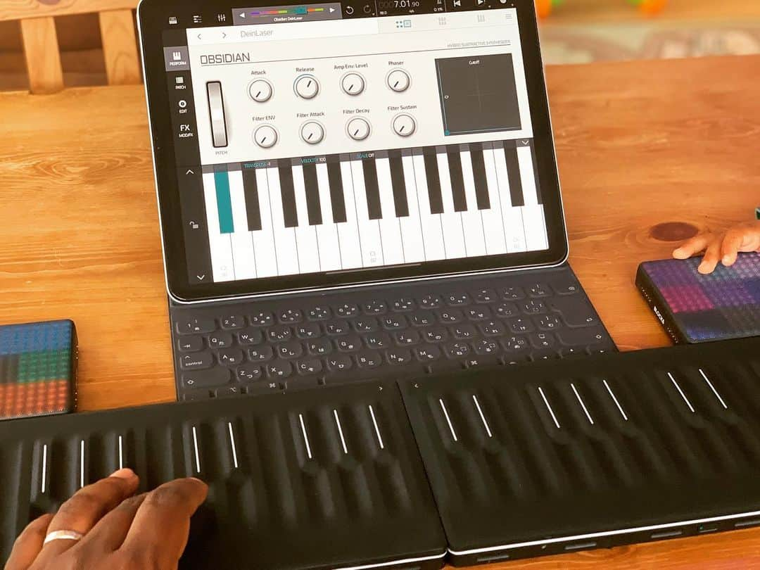 クリス・ハートさんのインスタグラム写真 - (クリス・ハートInstagram)「For those times when my studio has to be as mobile as my daughter @we.are.roli  #OnlyOnSeaboard #seaboard  #lightpadblock」5月14日 10時39分 - chrishart_official