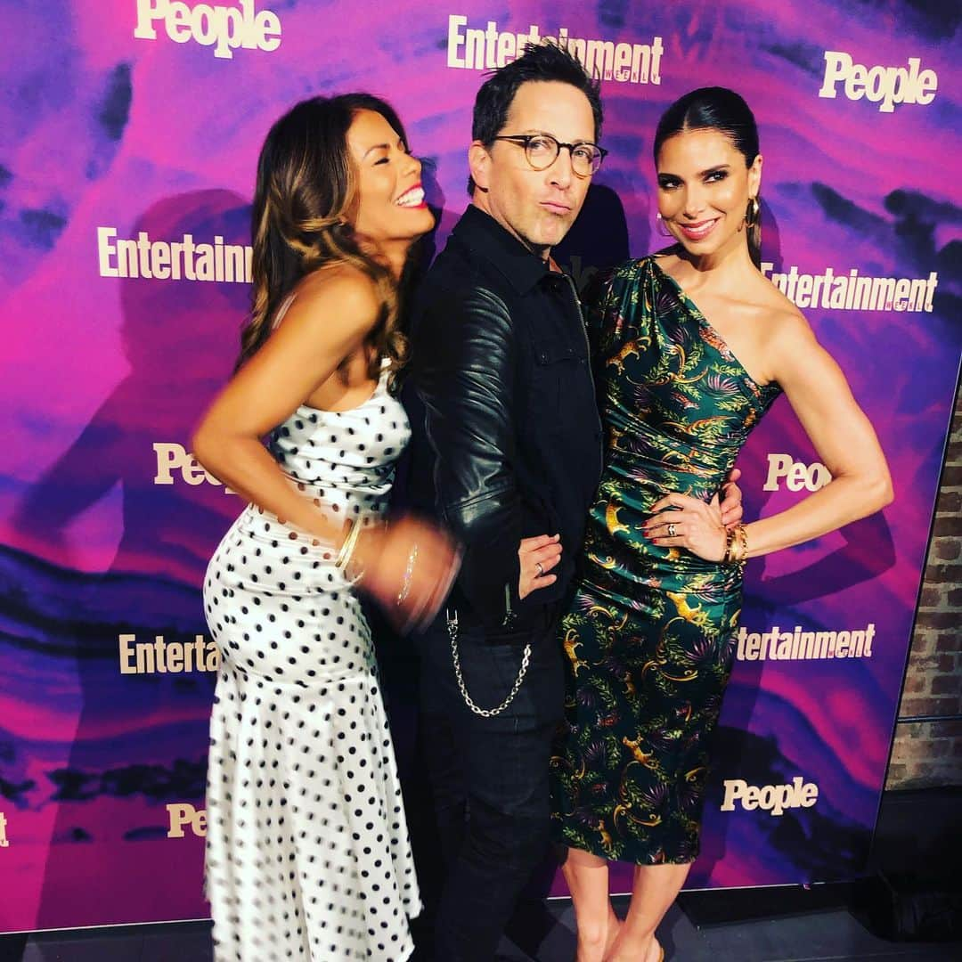 ダン・ブカティンスキーさんのインスタグラム写真 - (ダン・ブカティンスキーInstagram)「Getting sassy at @entertainmentweekly and @people with @thereallisavidal and @roselyn_sanchez !! #upfronts. @abcnetwork #bakerandthebeauty」5月14日 10時43分 - danbucatinsky