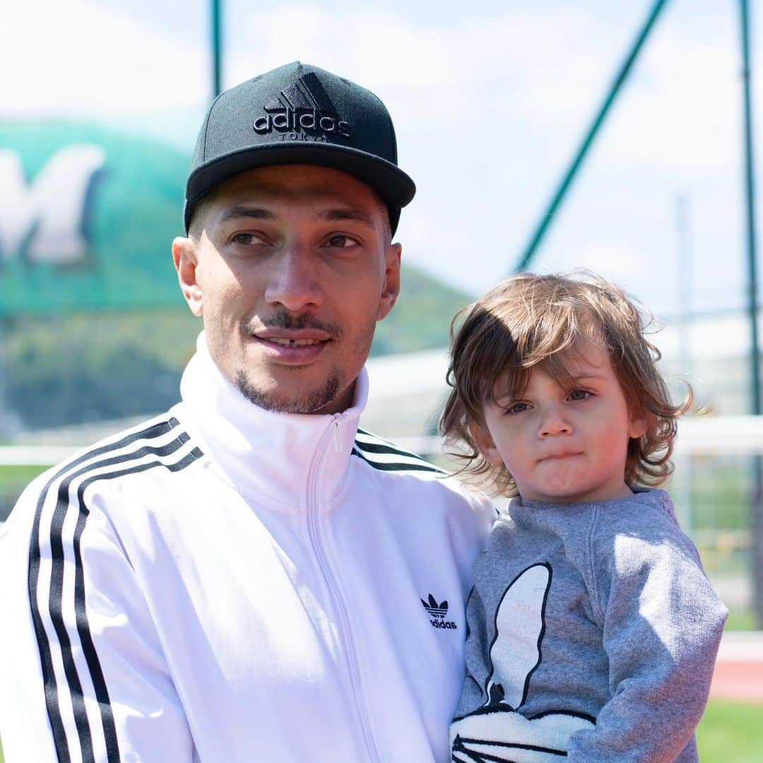 ジェイ・ボスロイドさんのインスタグラム写真 - (ジェイ・ボスロイドInstagram)「Father&Son time, lovely weather here in Sapporo! 😎 actually my day off with this Lil dude is no longer a day off 😂 #fatherandson#sun#japan#sapporo#park#playtime#family#everything#love#blessed#trustingod」5月14日 10時44分 - jaybothroyd