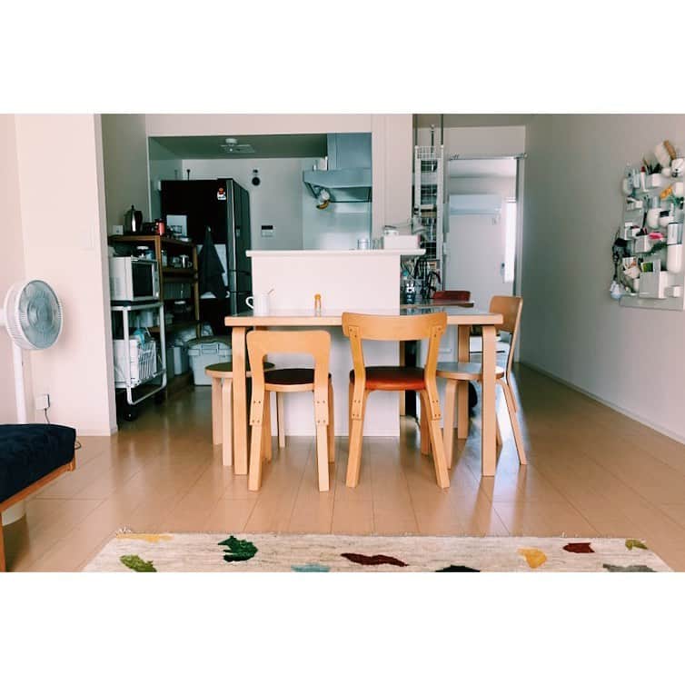 holonのインスタグラム：「キッチン側😊部屋の真ん中にあるアルテックのテーブルが便利です。  #キッチン#インテリア#賃貸#北欧インテリア#アルテック#バルミューダ#ウーテンシロ#シンプルライフ#シンプルインテリア」