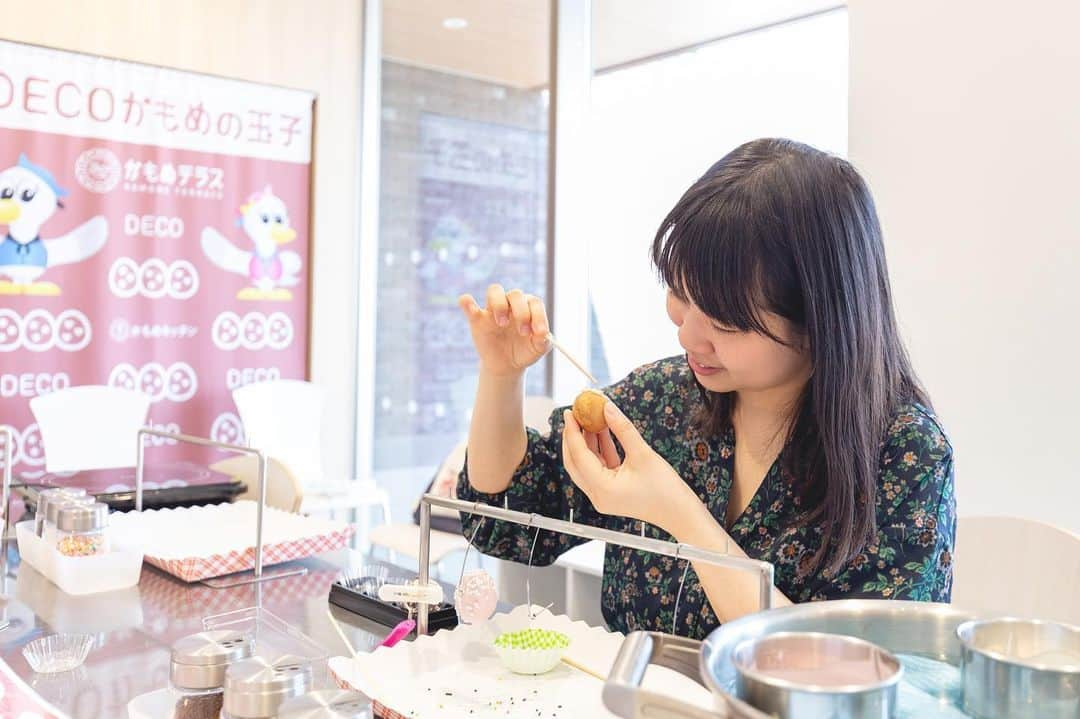 東北女子さんのインスタグラム写真 - (東北女子Instagram)「. DIY海鷗蛋 . 去年年底才剛開幕的海鷗庭園 海鷗蛋裝飾體驗後買好買滿海鷗蛋😍 . 材料是兩種巧克力醬料跟裝飾小道具 其實要做得好看還滿有難度的XD 大人也很適合挑戰看看🙌 . #かもめテラス 📍交通：JR大船渡站徒步1分鐘 📍營業：9:00-19:00 📍價格：800円（三顆） 💓僅假日開放體驗，建議預約較保險 . . . #東北女子food #日本東北 #岩手 #大船渡 #日本土產 #東北體驗 #岩手土產 #岩手土産 #海鷗蛋 #三陸 #岩手BRT #東北旅行 #日本親子景點 #東北女子 #iwate #東北土產」5月14日 11時03分 - tohoku_girl_official