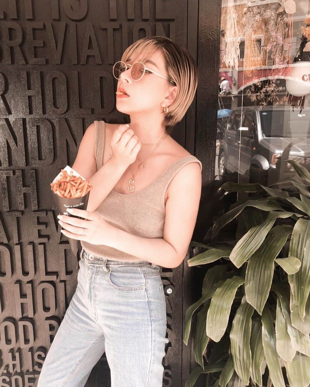 suzuka noseさんのインスタグラム写真 - (suzuka noseInstagram)「.﻿ 🍟ポテトはカリカリ細身派。﻿ 🤳写真はiPhone派。 🤷🏼‍♀️オールバック時々前髪派。﻿ ﻿ 📸 @s_a_y_a_p_i 💕💕﻿ ﻿ #沖縄﻿ #アメリカンビレッジ﻿ #holdbyhand」5月14日 10時59分 - suzukatochimoto