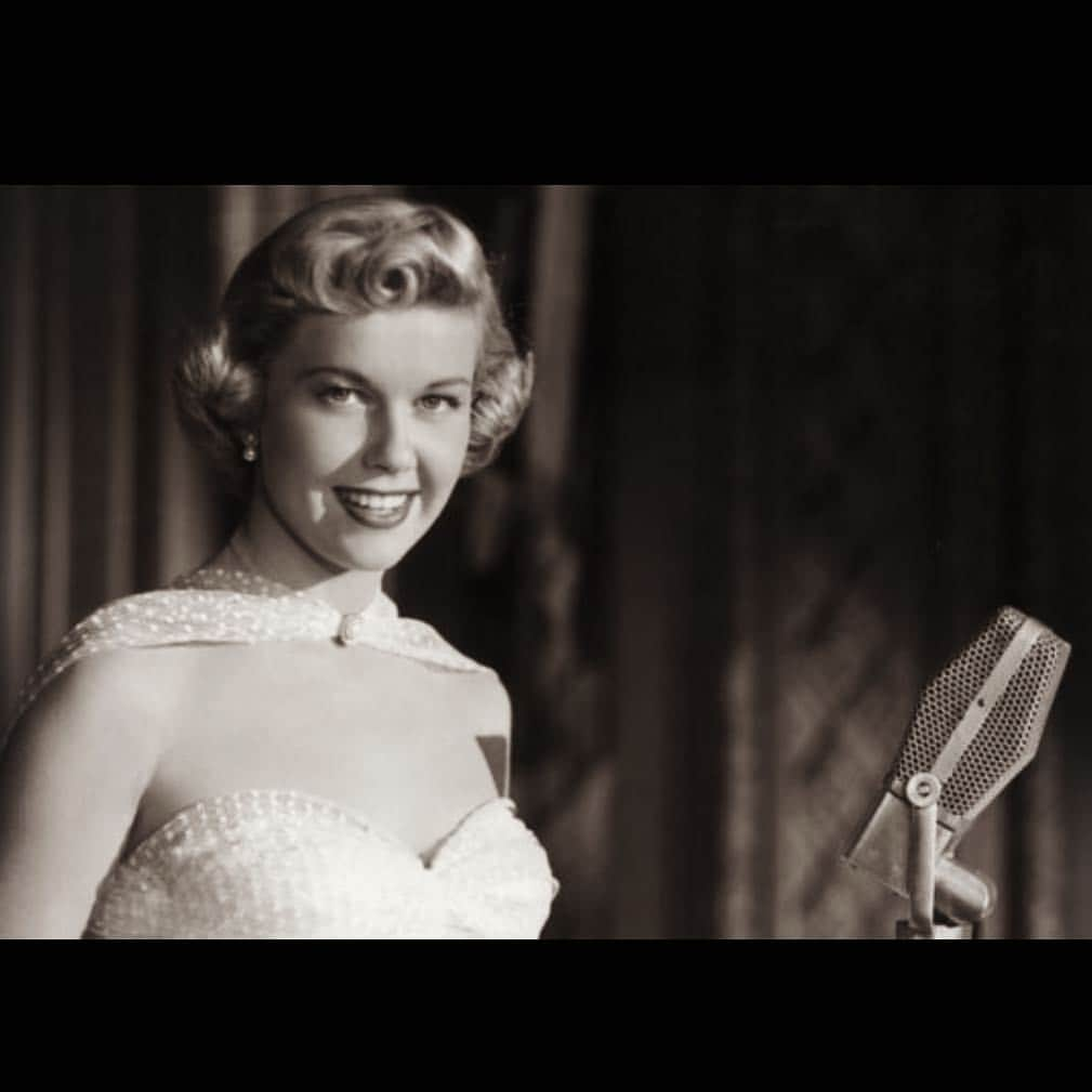 ブライアン・メイさんのインスタグラム写真 - (ブライアン・メイInstagram)「I had a lot to think about today. But this wonderful lady was in my mind all day, even when my thoughts were turbulent.  I loved DORIS DAY.  Never met her - so often dreamed about it - especially when I discovered her work in her animal sanctuary. But never did. Sadly ? Yes, but in a way I’m glad I never bothered her.  But I always held Doris in my heart as the perfect singer - all warmth, always smiling, yet smouldering beneath.  That voice !!! Tender and soft and inviting, yet ready burst into joyous overdrive as she poured her heart into the big moments. She wasn’t my generation, of course. She was of my parents’ generation, and a lot of people raised their eyebrows when I named her as my favourite singer when we were first asked this kind of question around 1970. “Doris Day?! She’s not a rock singer !” No - of course not.  But listen to “ Secret Love” - my all time favourite.  Listen to the beauty of those tones, and feel the passion in that performance. And remember that in those days there was no ProTools. This would be a single take. Her accuracy is sensational –  she must be one of the most perfectly-in-tune singers in history.  But that’s only the beginning.  She doesn’t mess with the melody, or decorate it to show off.  She tells the story - sings it from the heart, and all kinds of tiny curves and variations portray the emotion she feels. This isn’t the first time I’ve eulogised about Doris, but this, of course, is a special time. So many people who loved her will miss her. But, for me, seeing her peacefully depart the world at the age of 97, having followed her heart all the way, I just rejoice in her beauty and splendour, and thank her. And send her love on her next journey. RIP Doris Day. Bri」5月14日 11時01分 - brianmayforreal