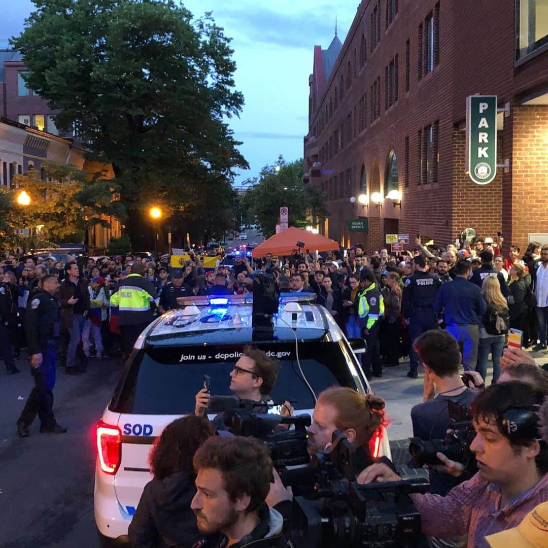 NBC Newsさんのインスタグラム写真 - (NBC NewsInstagram)「DEVELOPING: U.S. State Dept. says #Venezuela’s opposition government has requested assistance in clearing the Venezuelan embassy in Washington, DC, of “unauthorized occupants;" U.S. recognizes opposition government as having authority over the embassy. . 📷 Eric Baradat / @afpphoto 📷 @carlosabarria / @reuters」5月14日 11時03分 - nbcnews