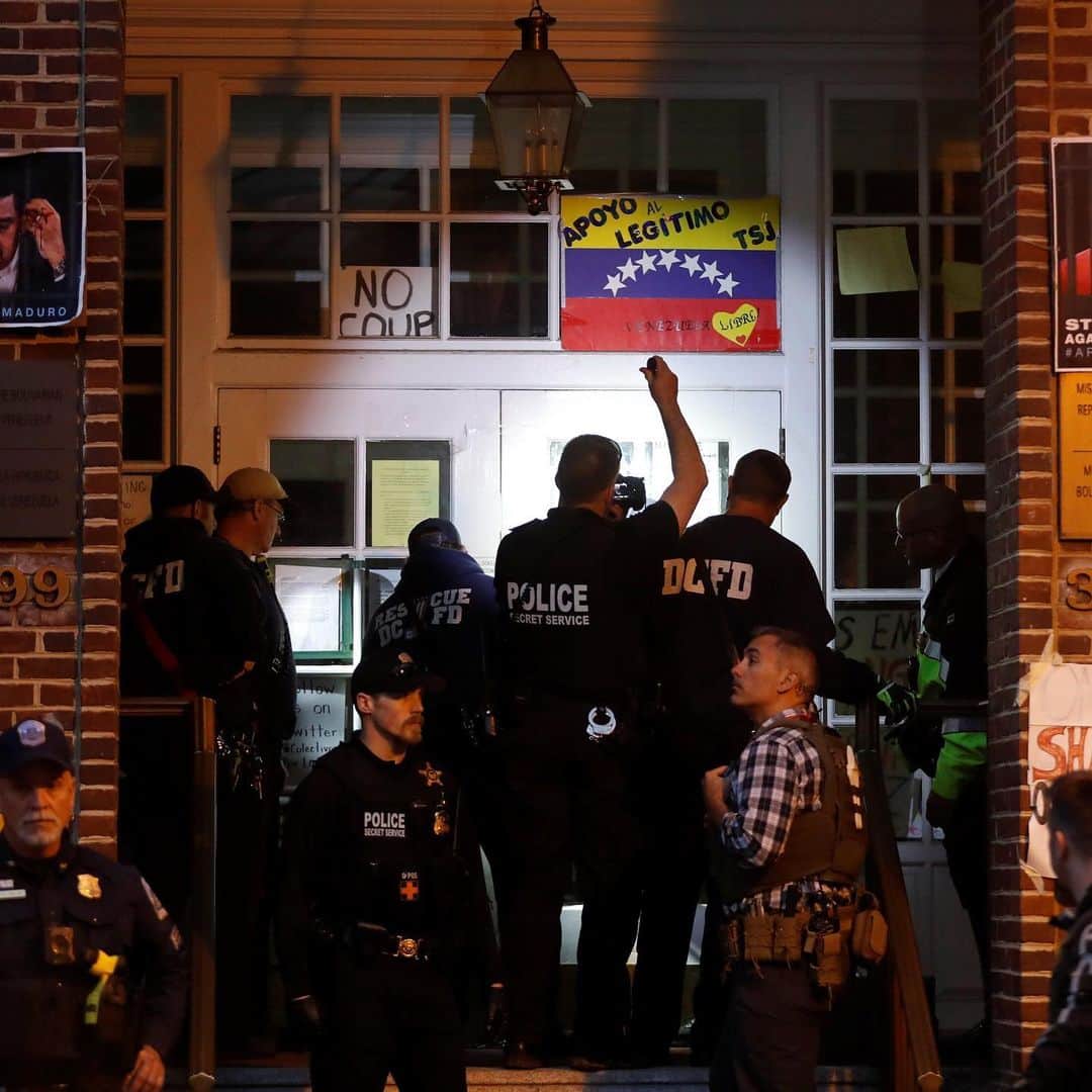 NBC Newsさんのインスタグラム写真 - (NBC NewsInstagram)「DEVELOPING: U.S. State Dept. says #Venezuela’s opposition government has requested assistance in clearing the Venezuelan embassy in Washington, DC, of “unauthorized occupants;" U.S. recognizes opposition government as having authority over the embassy. . 📷 Eric Baradat / @afpphoto 📷 @carlosabarria / @reuters」5月14日 11時03分 - nbcnews